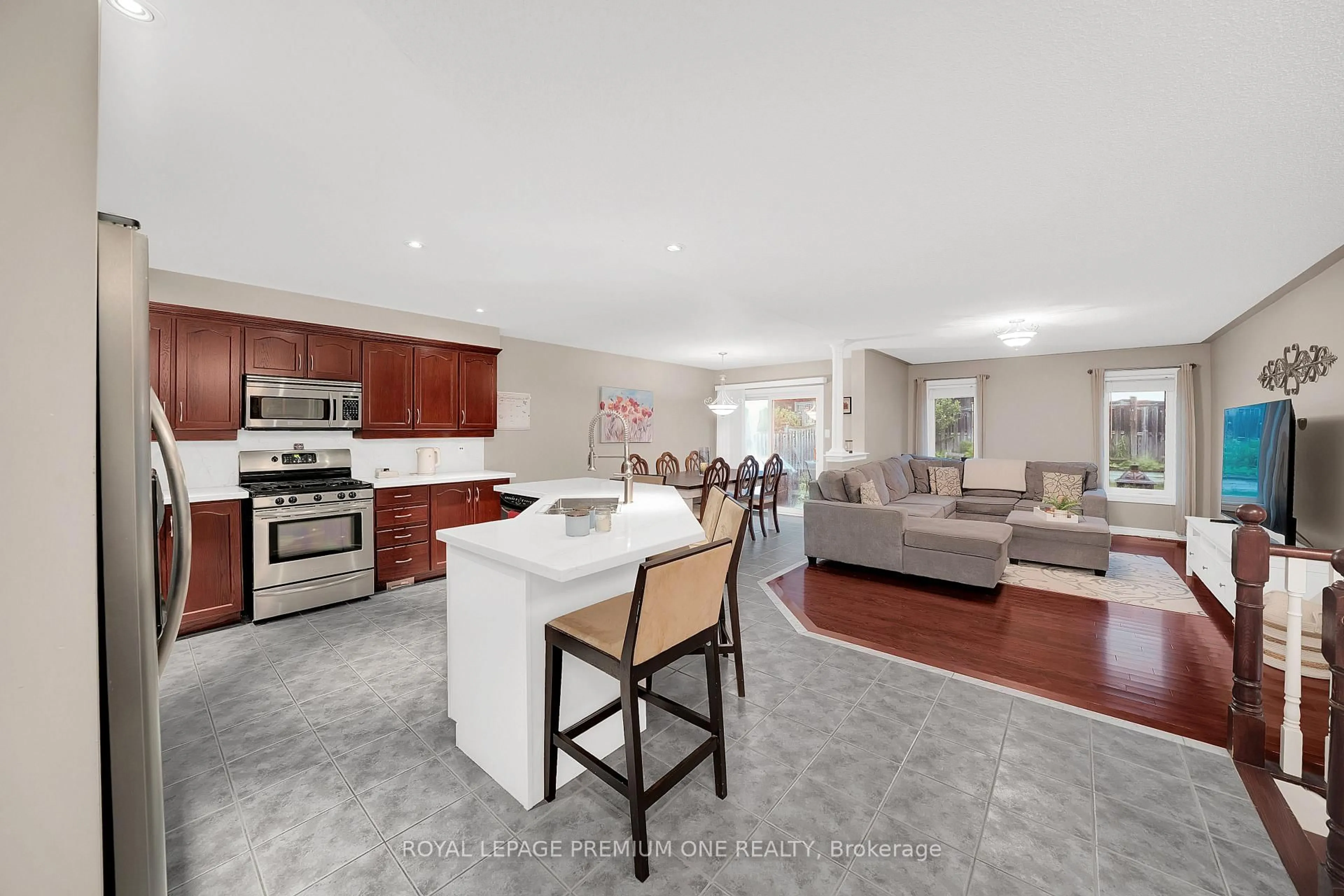 Open concept kitchen, ceramic/tile floor for 19 Taylor Crt, Bradford West Gwillimbury Ontario L3Z 3J1