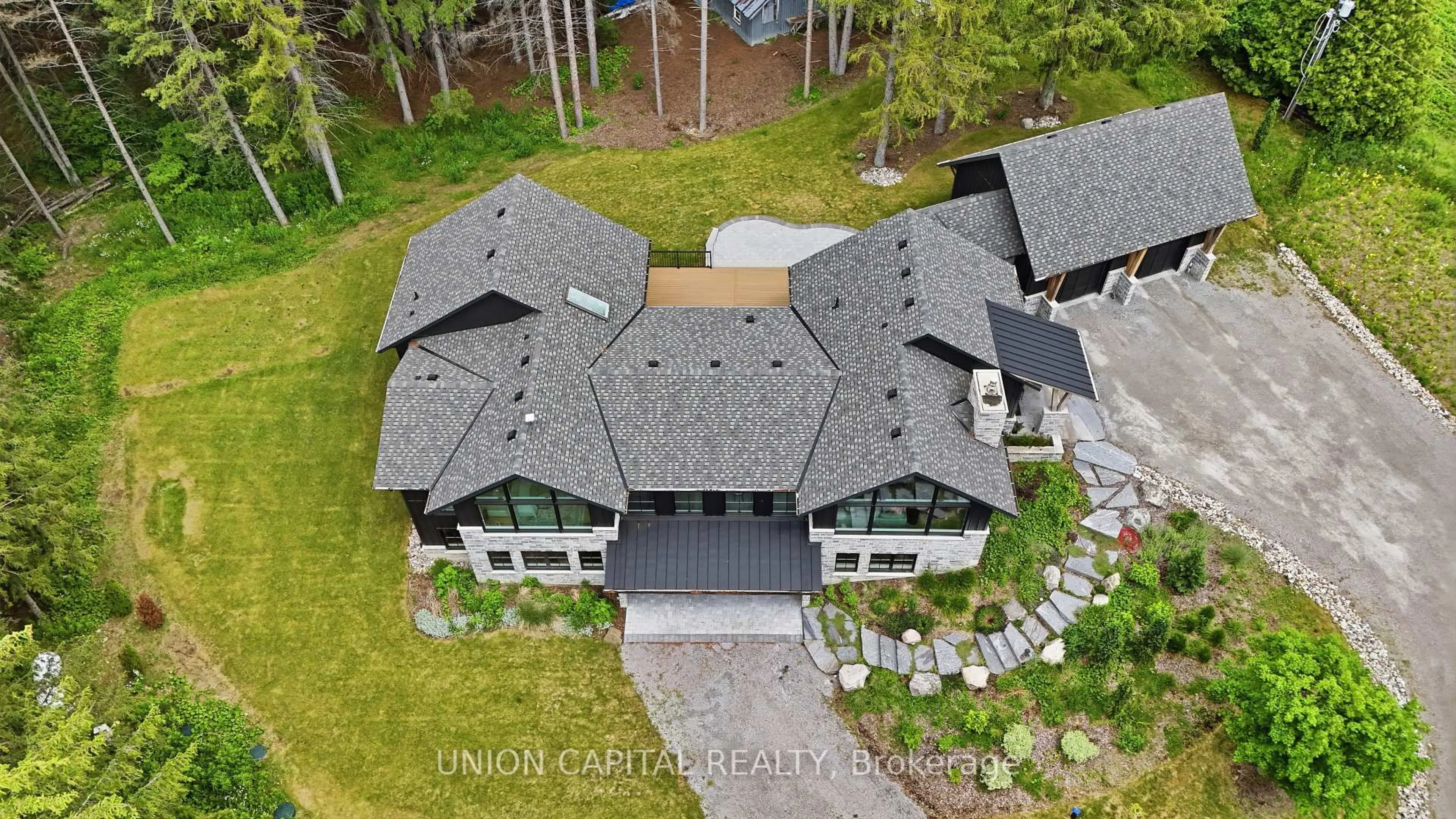 A pic from outside/outdoor area/front of a property/back of a property/a pic from drone, street for 284 Davis Dr, Uxbridge Ontario L9P 1R1
