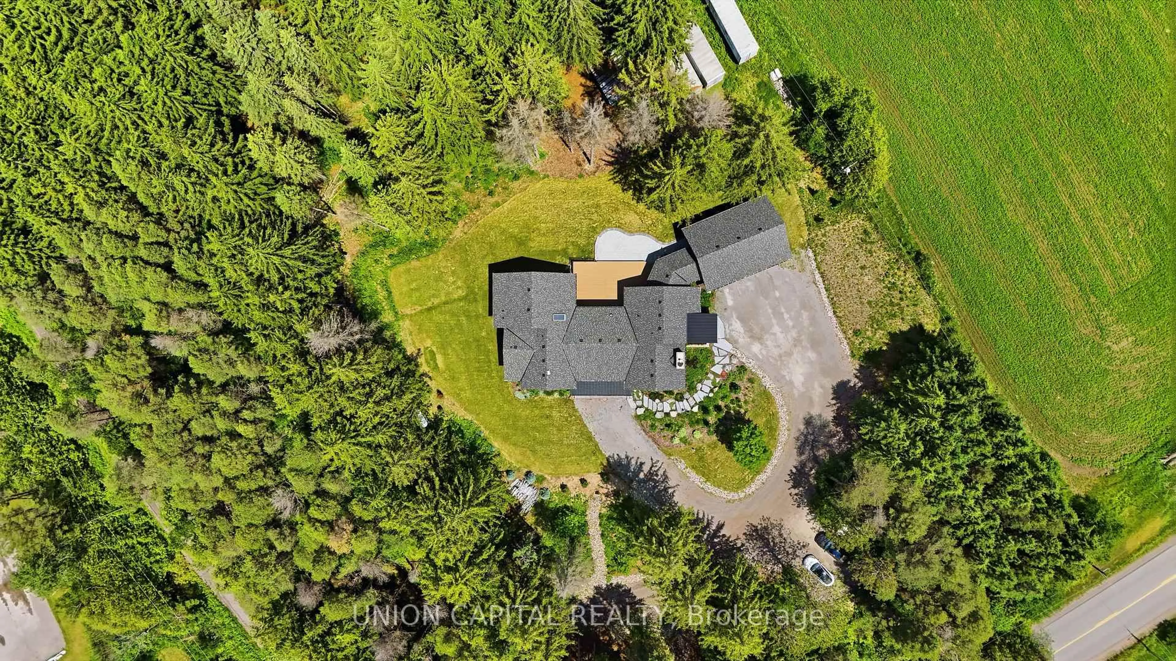 A pic from outside/outdoor area/front of a property/back of a property/a pic from drone, unknown for 284 Davis Dr, Uxbridge Ontario L9P 1R1