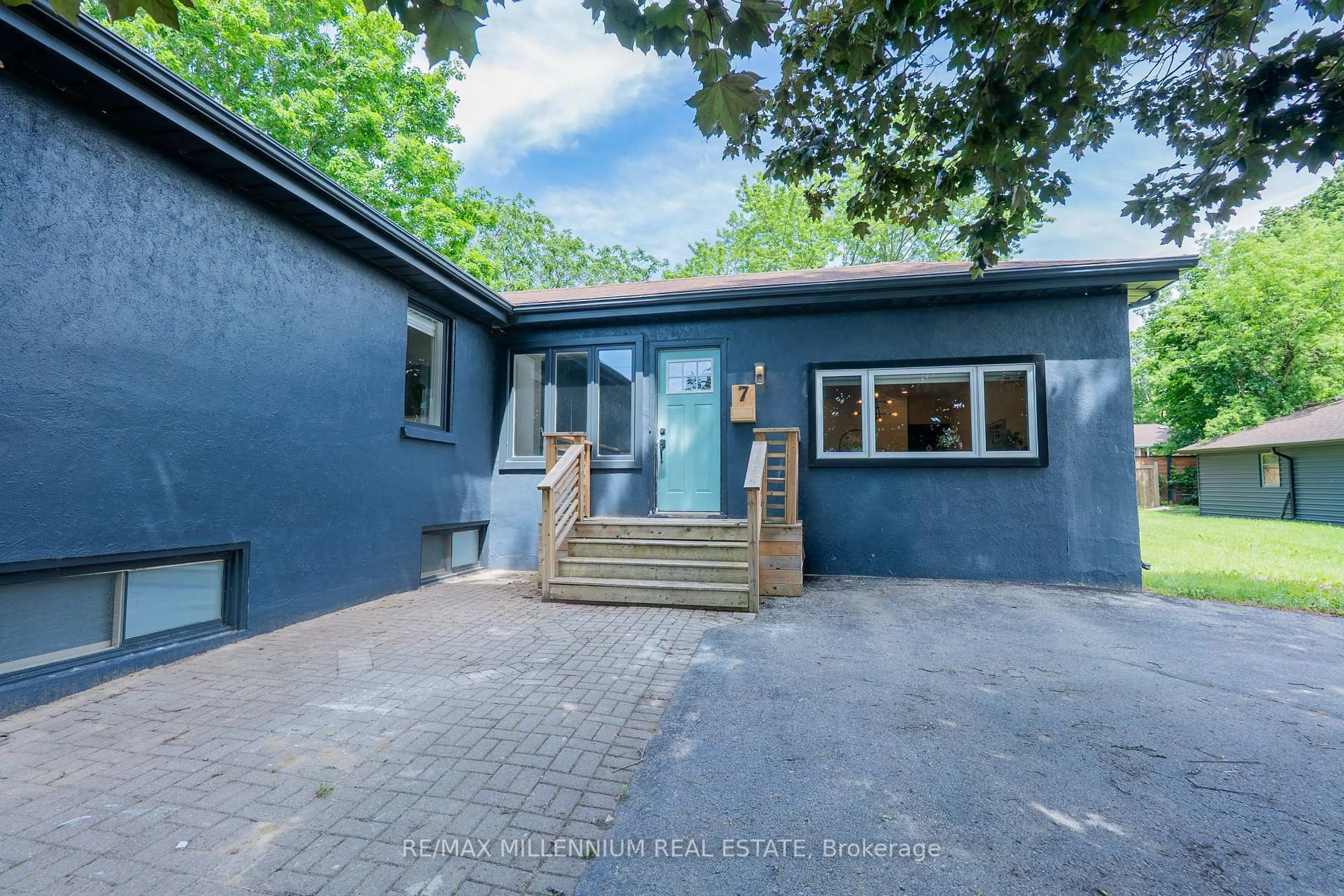 A pic from outside/outdoor area/front of a property/back of a property/a pic from drone, street for 7 Victory Dr, East Gwillimbury Ontario L0G 1M0