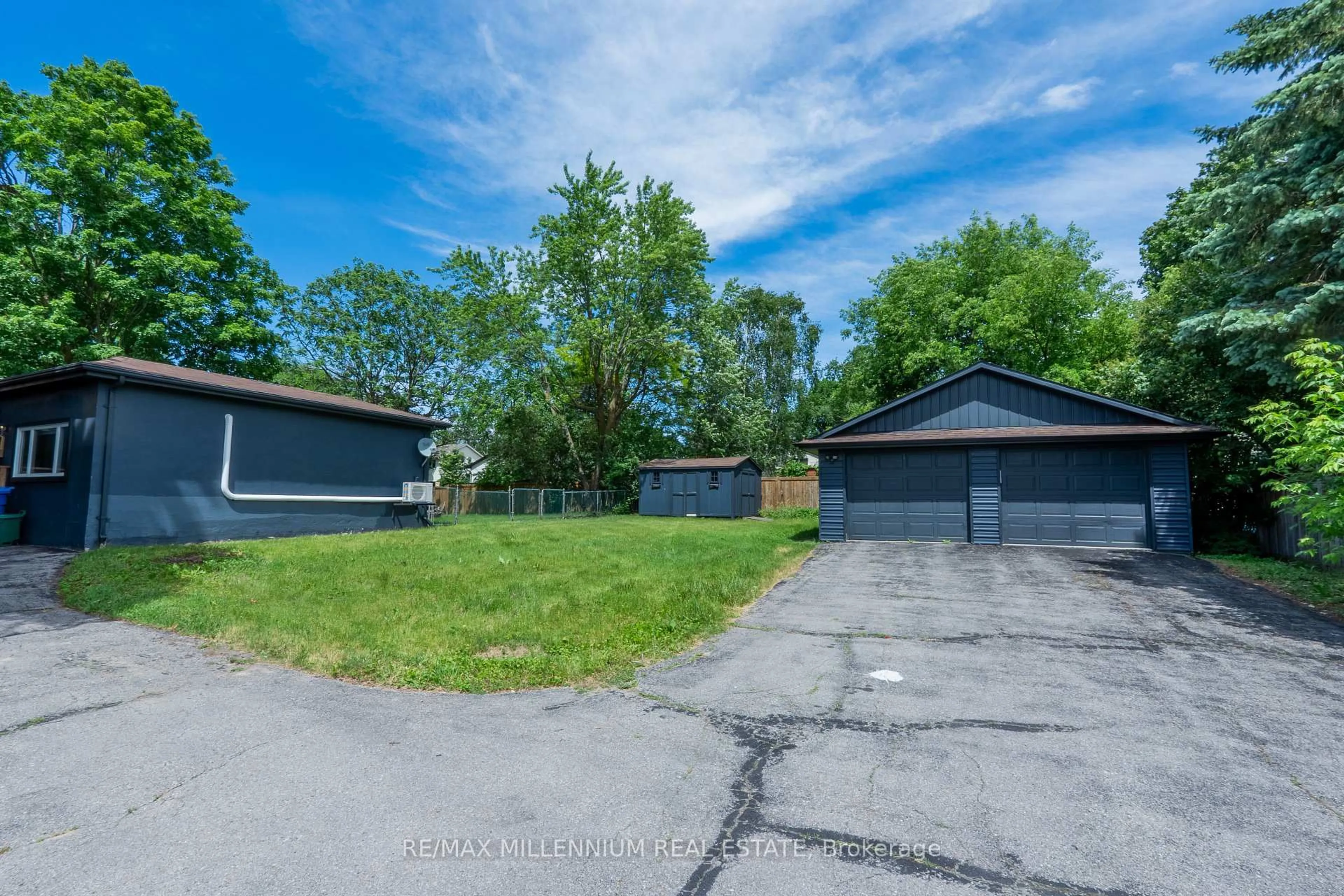 A pic from outside/outdoor area/front of a property/back of a property/a pic from drone, street for 7 Victory Dr, East Gwillimbury Ontario L0G 1M0