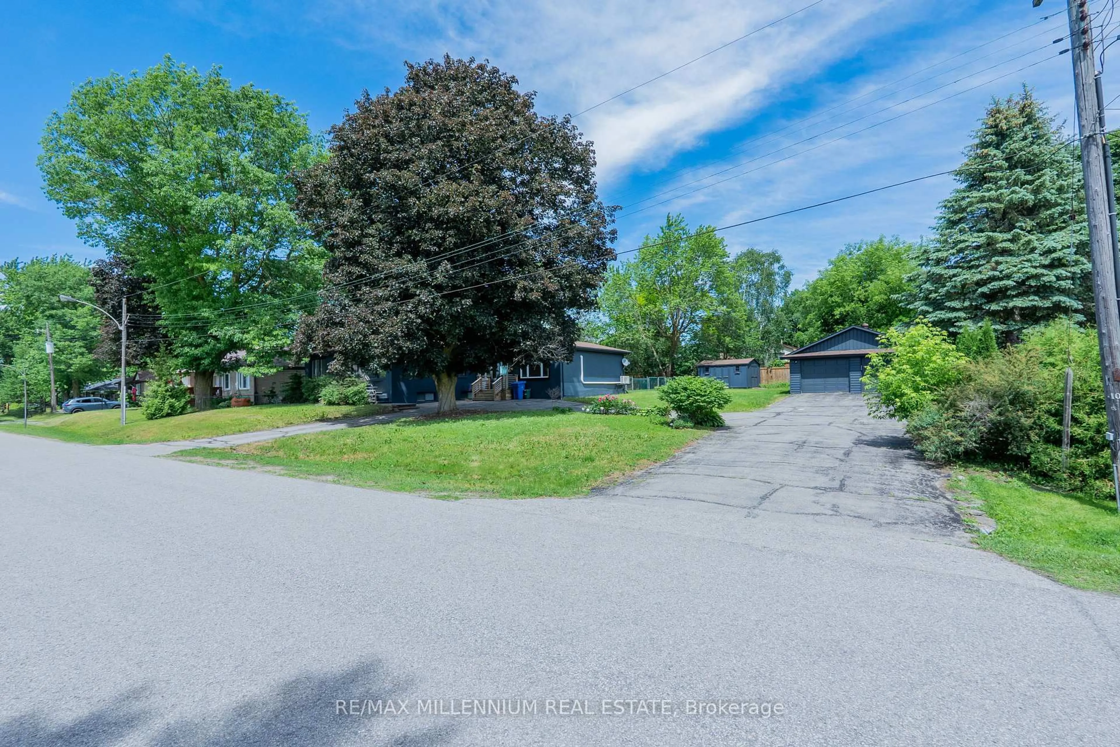 A pic from outside/outdoor area/front of a property/back of a property/a pic from drone, street for 7 Victory Dr, East Gwillimbury Ontario L0G 1M0
