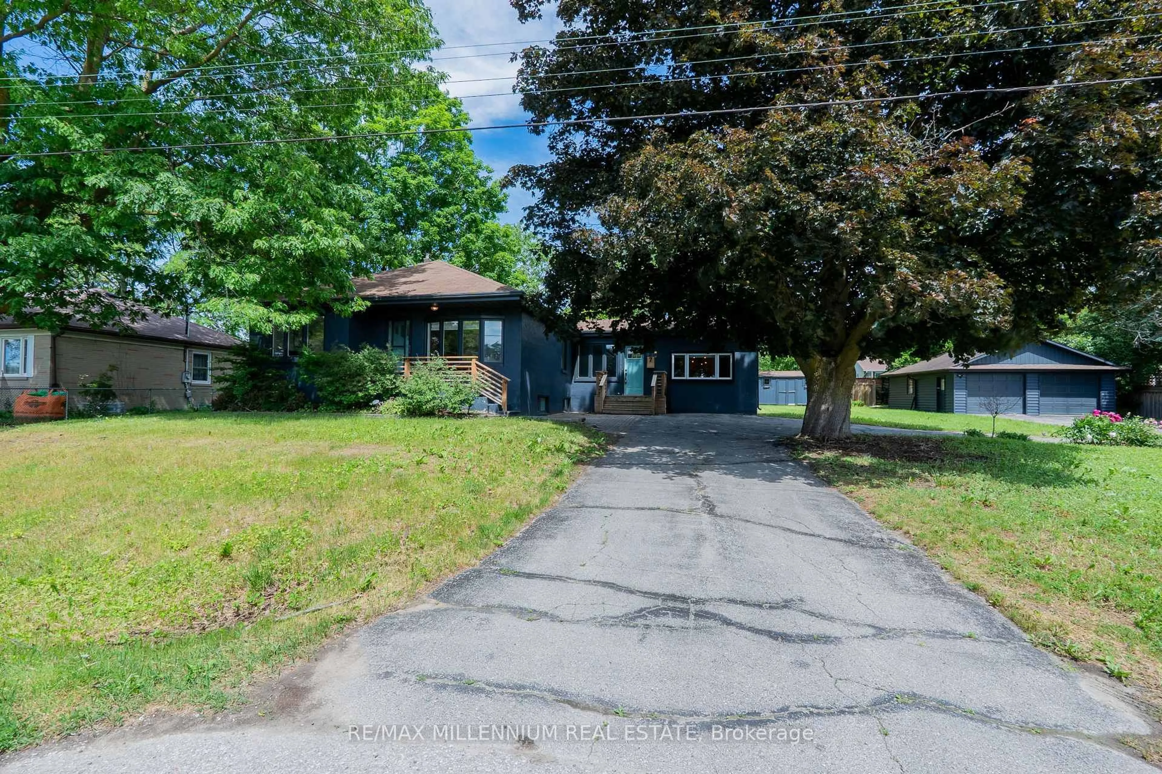 A pic from outside/outdoor area/front of a property/back of a property/a pic from drone, street for 7 Victory Dr, East Gwillimbury Ontario L0G 1M0