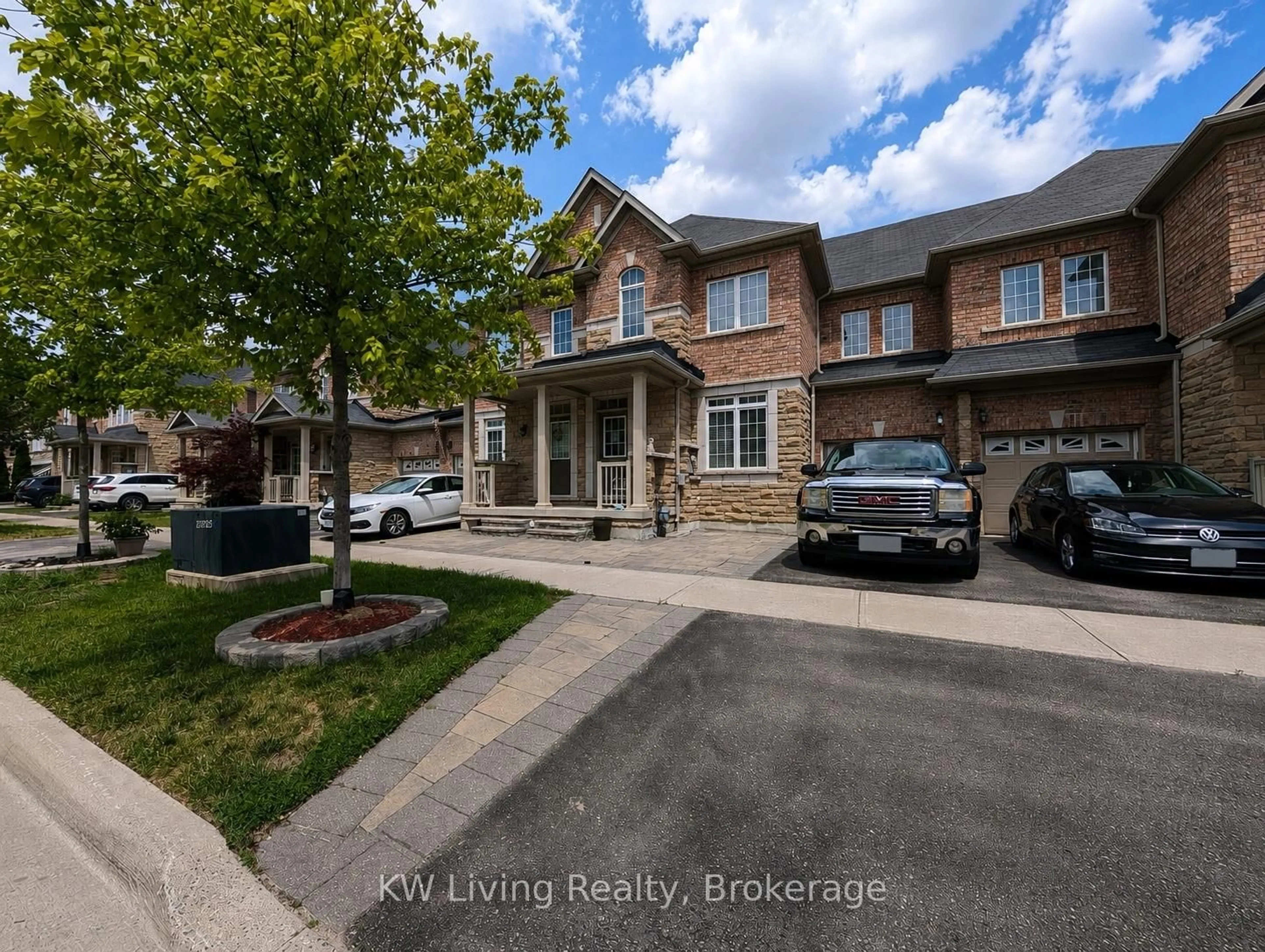 A pic from outside/outdoor area/front of a property/back of a property/a pic from drone, street for 19 Begonia St, Markham Ontario L6E 0N3
