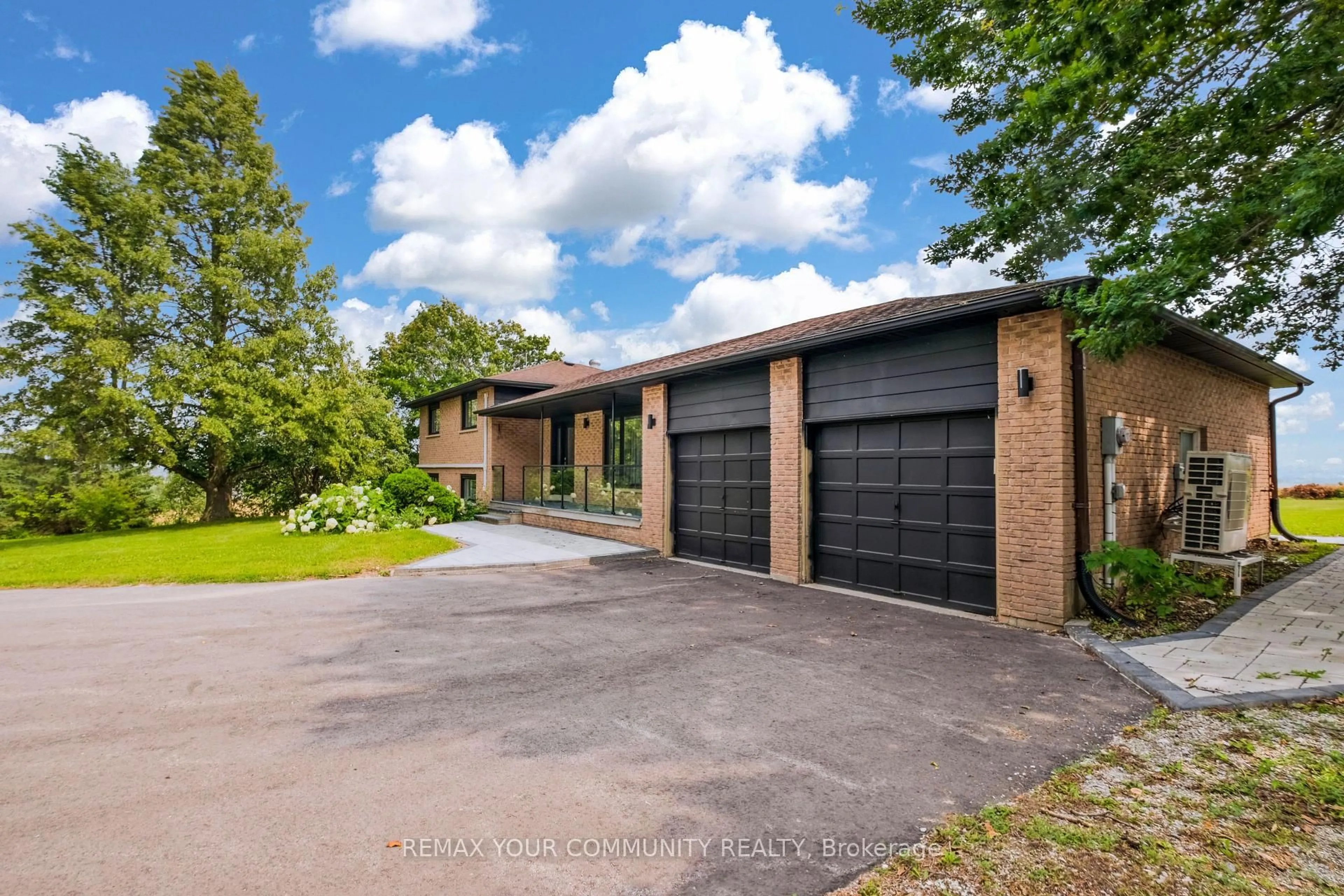 A pic from outside/outdoor area/front of a property/back of a property/a pic from drone, unknown for 3211 Eighth Line, Bradford West Gwillimbury Ontario L3Z 3R6