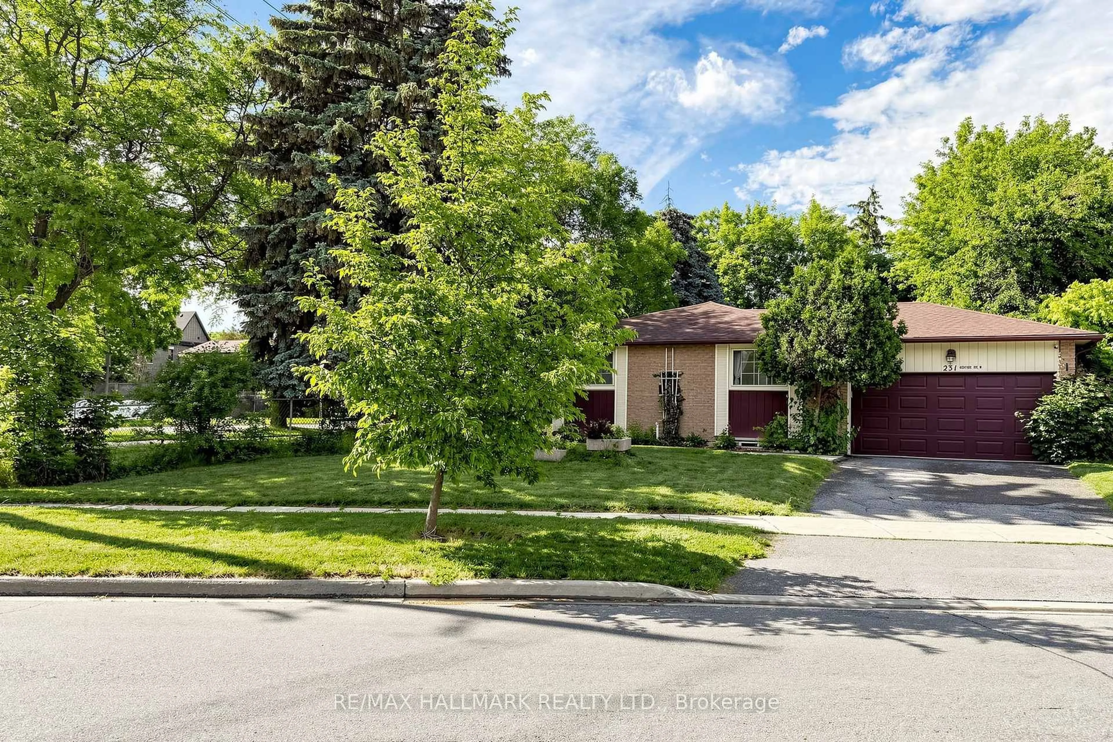 A pic from outside/outdoor area/front of a property/back of a property/a pic from drone, street for 231 Centre St, Richmond Hill Ontario L4C 3P9