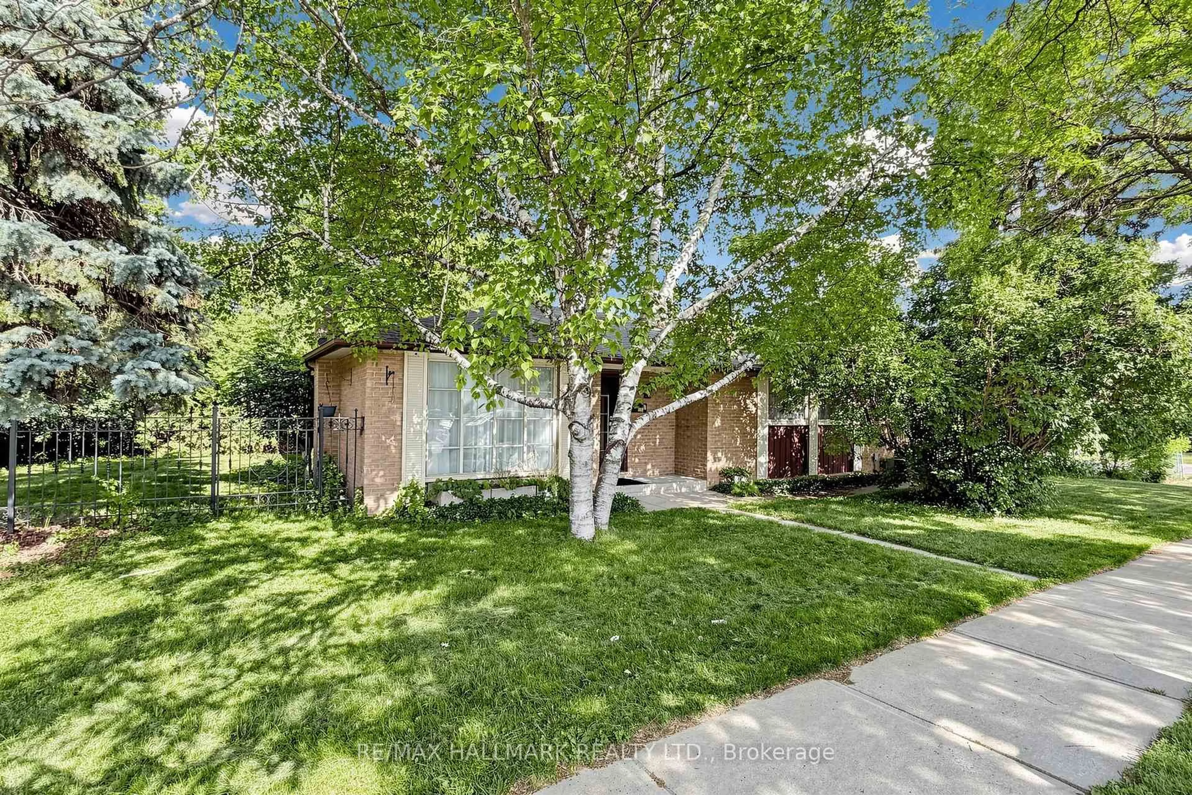 A pic from outside/outdoor area/front of a property/back of a property/a pic from drone, street for 231 Centre St, Richmond Hill Ontario L4C 3P9