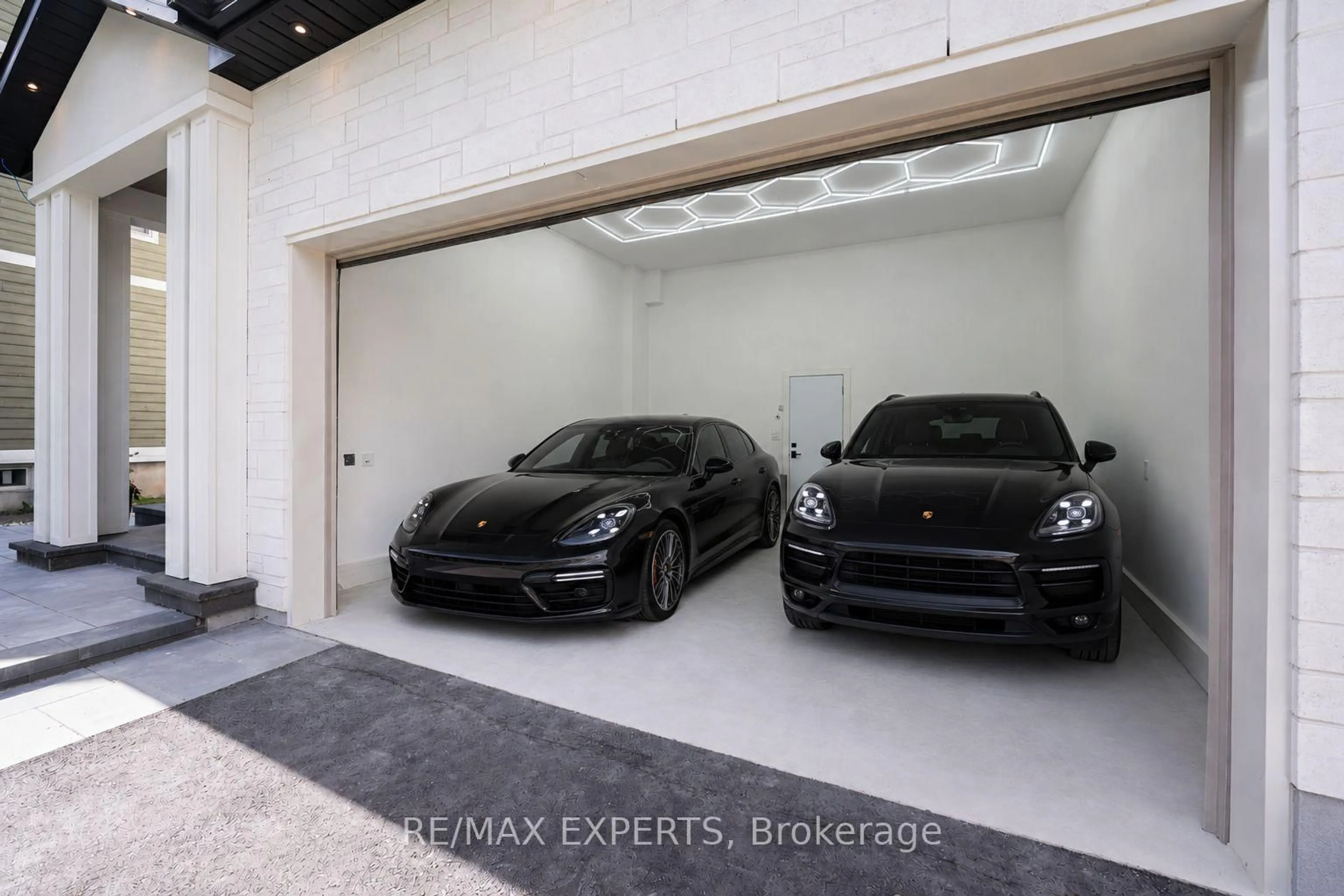 Indoor garage for 84 Mosley St, Aurora Ontario L4G 1H1