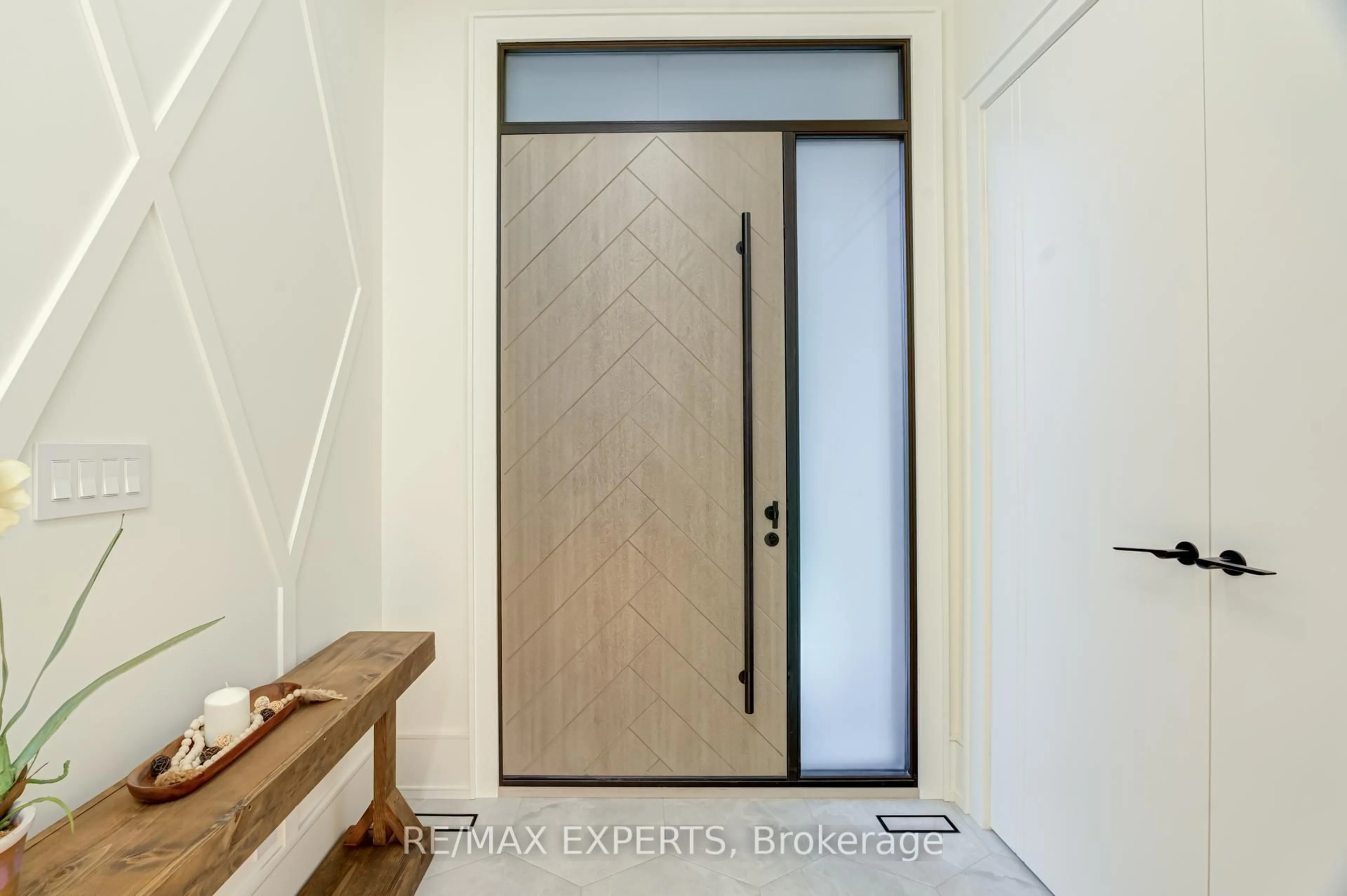 Indoor entryway for 84 Mosley St, Aurora Ontario L4G 1H1