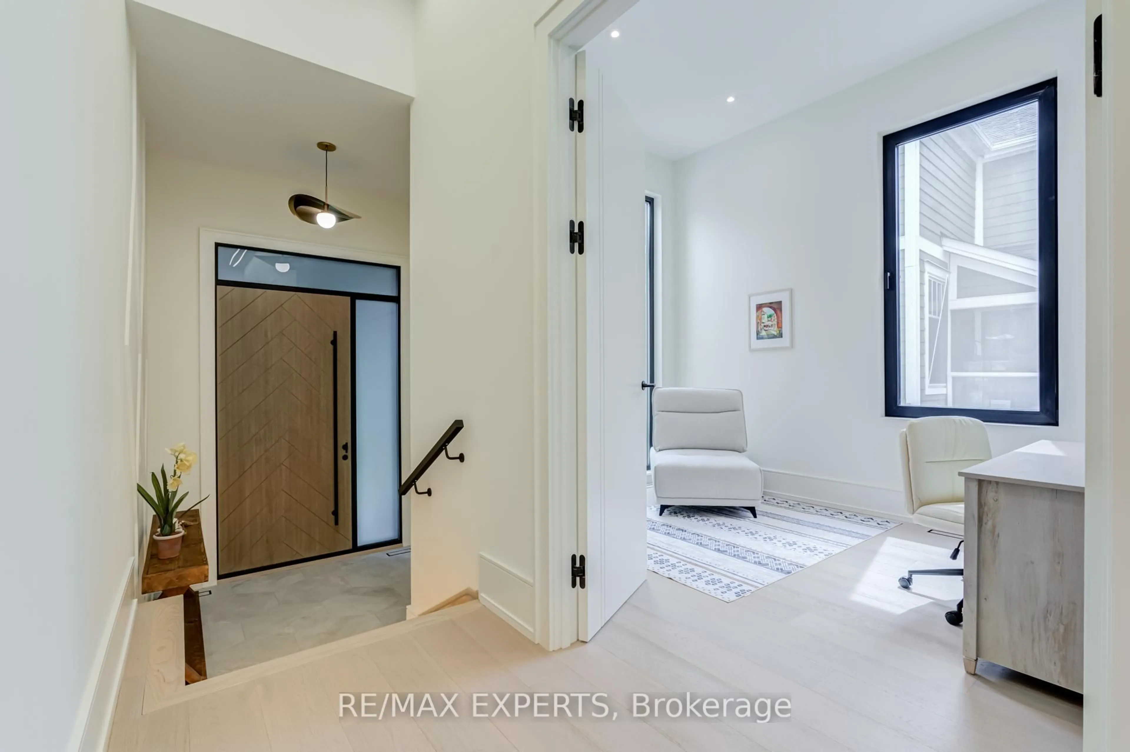 Indoor entryway for 84 Mosley St, Aurora Ontario L4G 1H1