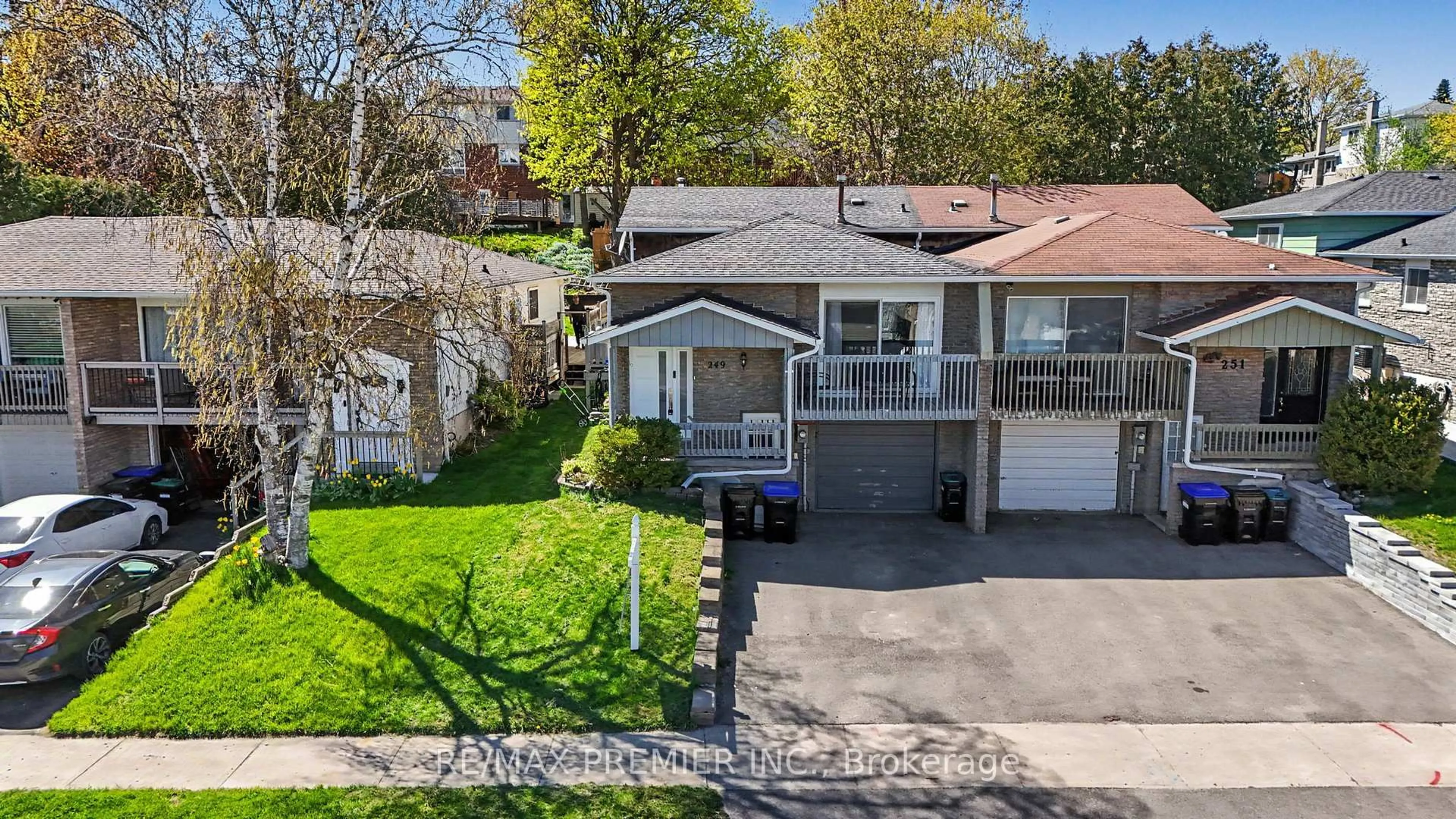 A pic from outside/outdoor area/front of a property/back of a property/a pic from drone, street for 249 Britannia Ave, Bradford West Gwillimbury Ontario L3Z 1A6