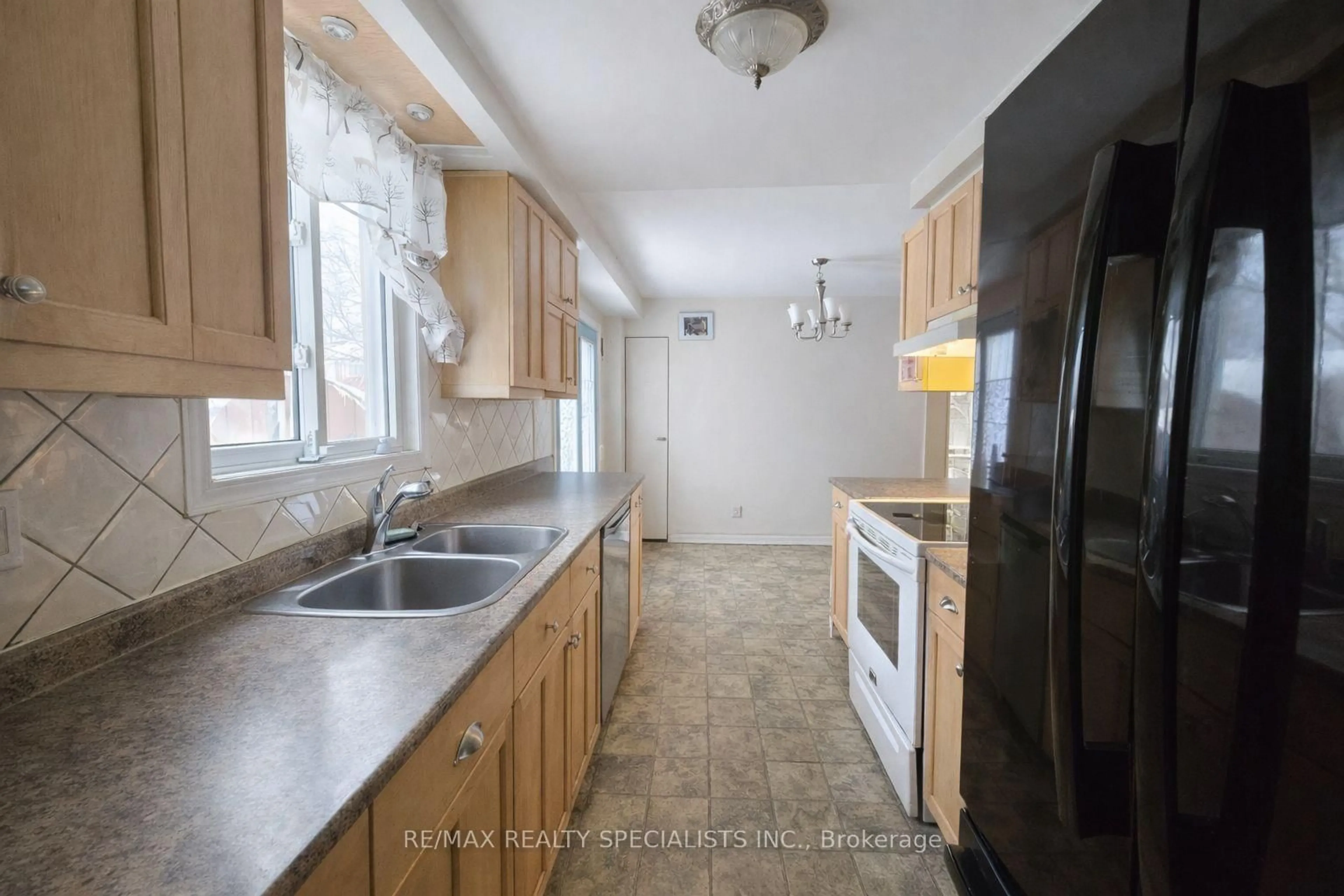 Standard kitchen, unknown for 24 Stewart Ave, New Tecumseth Ontario L9R 1C9