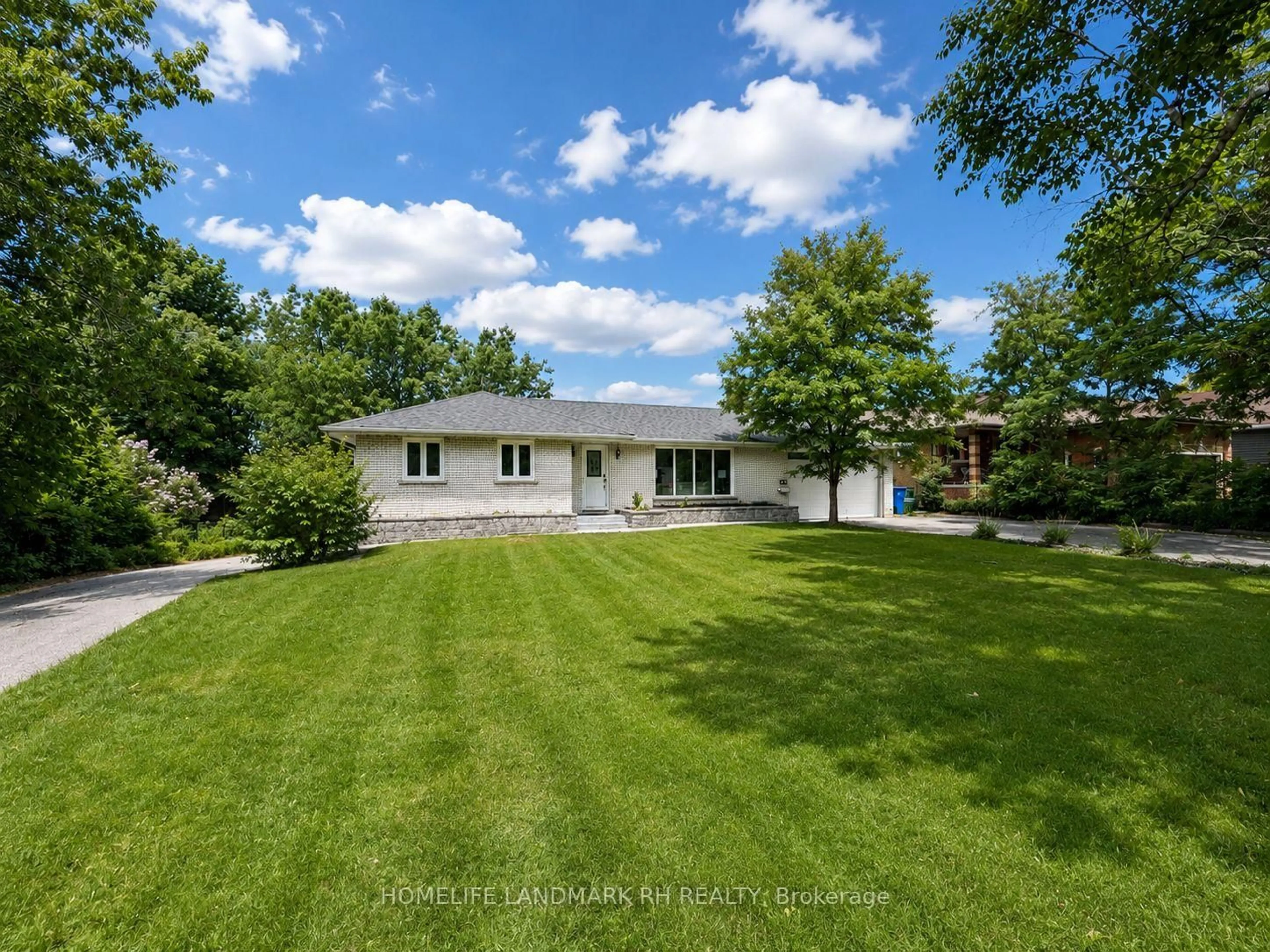 A pic from outside/outdoor area/front of a property/back of a property/a pic from drone, unknown for 88 Riverglen Dr, Georgina Ontario L4P 2R1