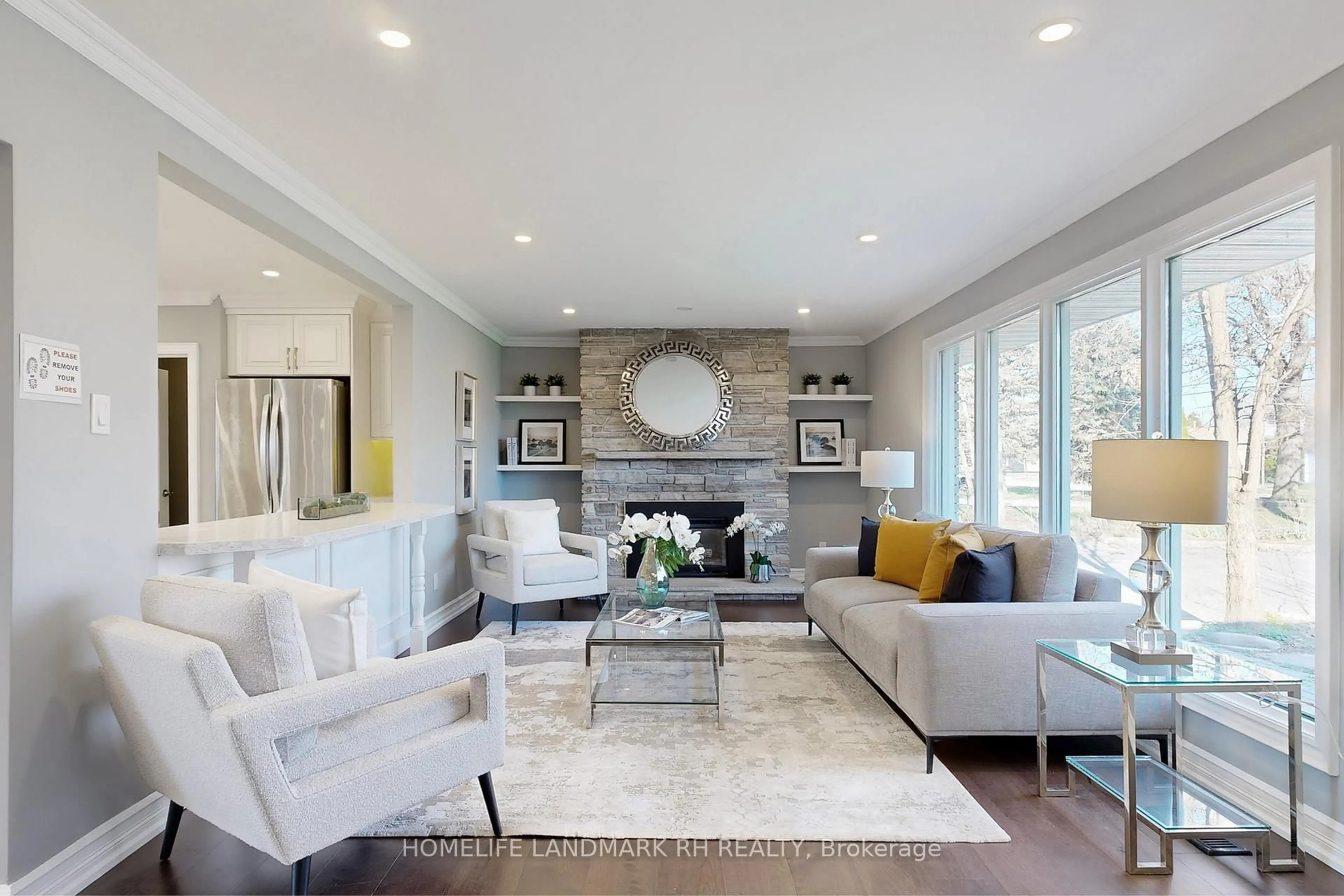 Living room with furniture, unknown for 88 Riverglen Dr, Georgina Ontario L4P 2R1