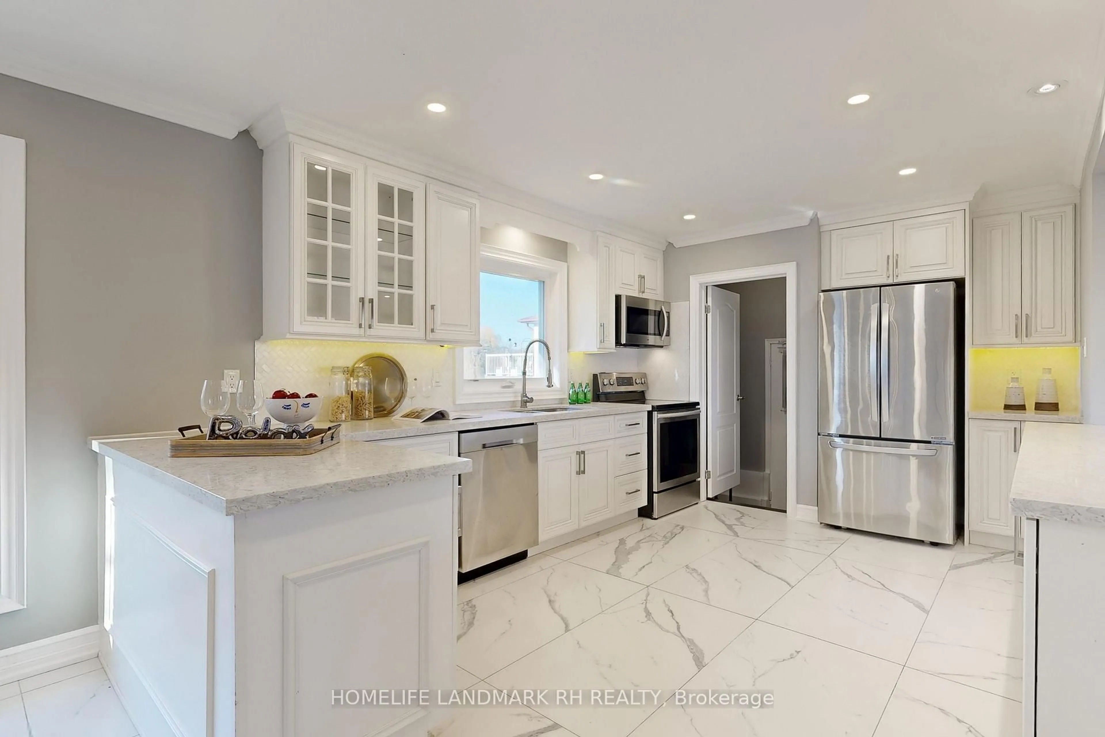 Open concept kitchen, ceramic/tile floor for 88 Riverglen Dr, Georgina Ontario L4P 2R1