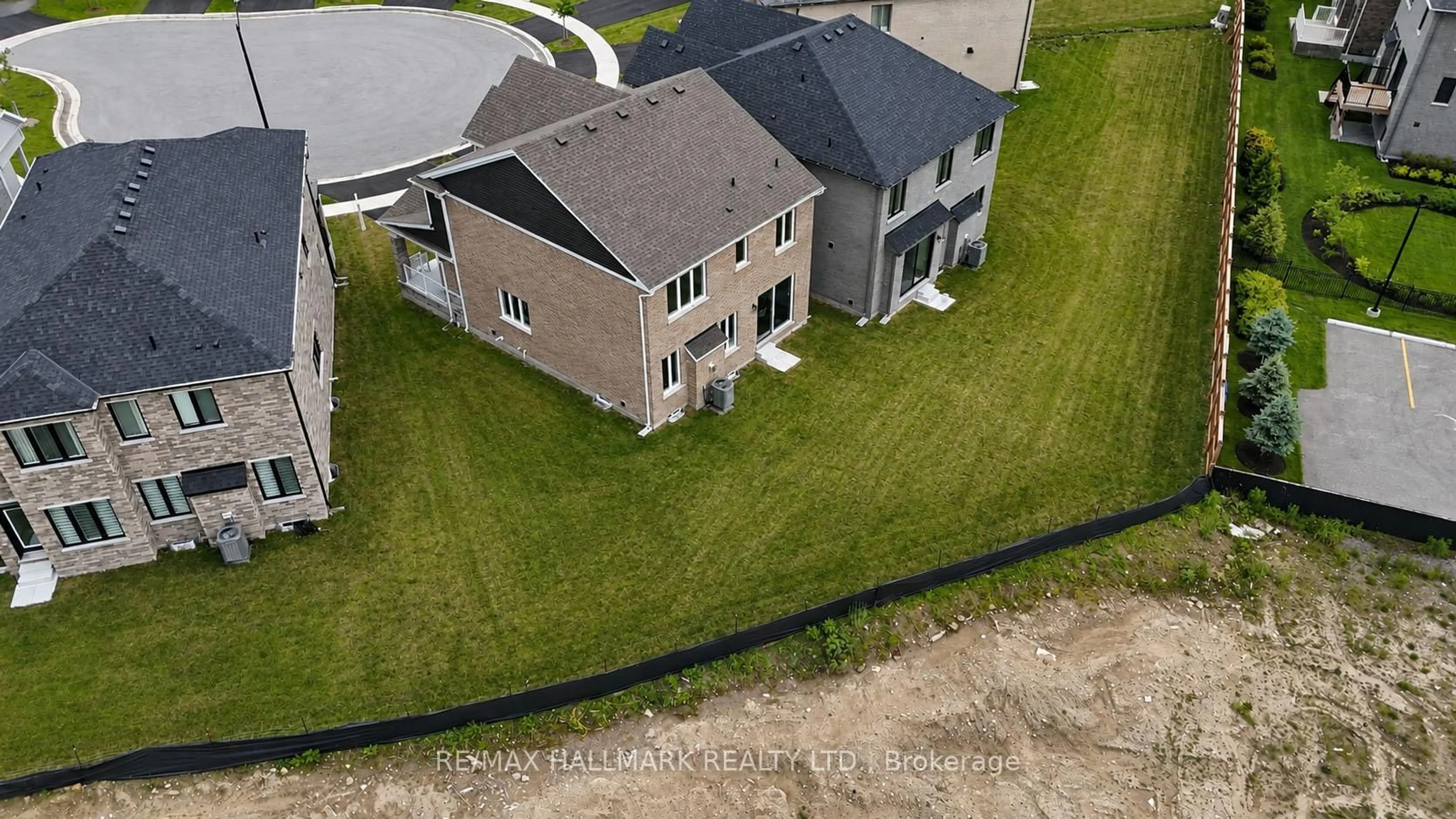 A pic from outside/outdoor area/front of a property/back of a property/a pic from drone, unknown for 539 Mika St, Innisfil Ontario L9S 0R9