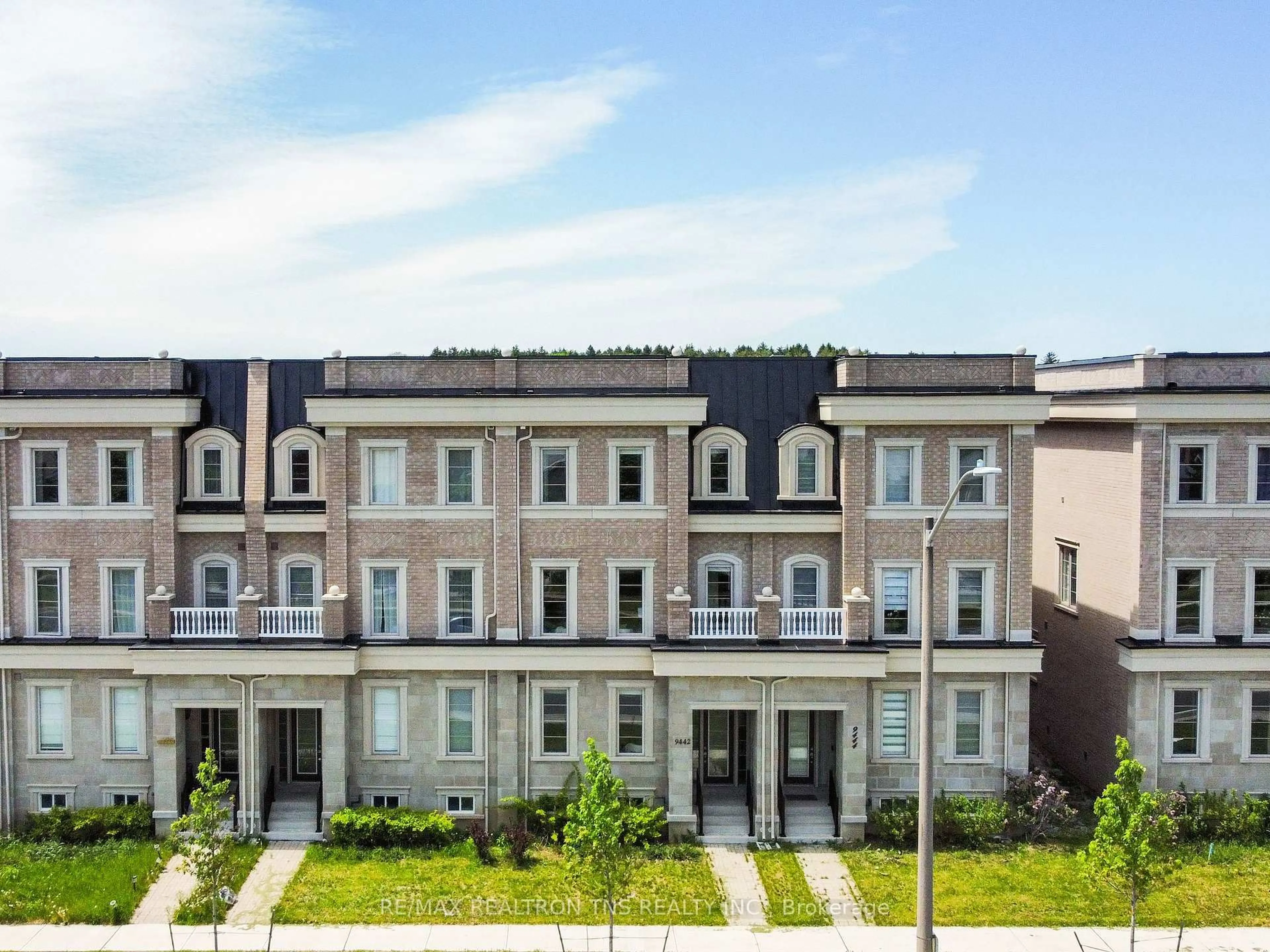 A pic from outside/outdoor area/front of a property/back of a property/a pic from drone, building for 9442 Bayview Ave, Richmond Hill Ontario L4C 5G9