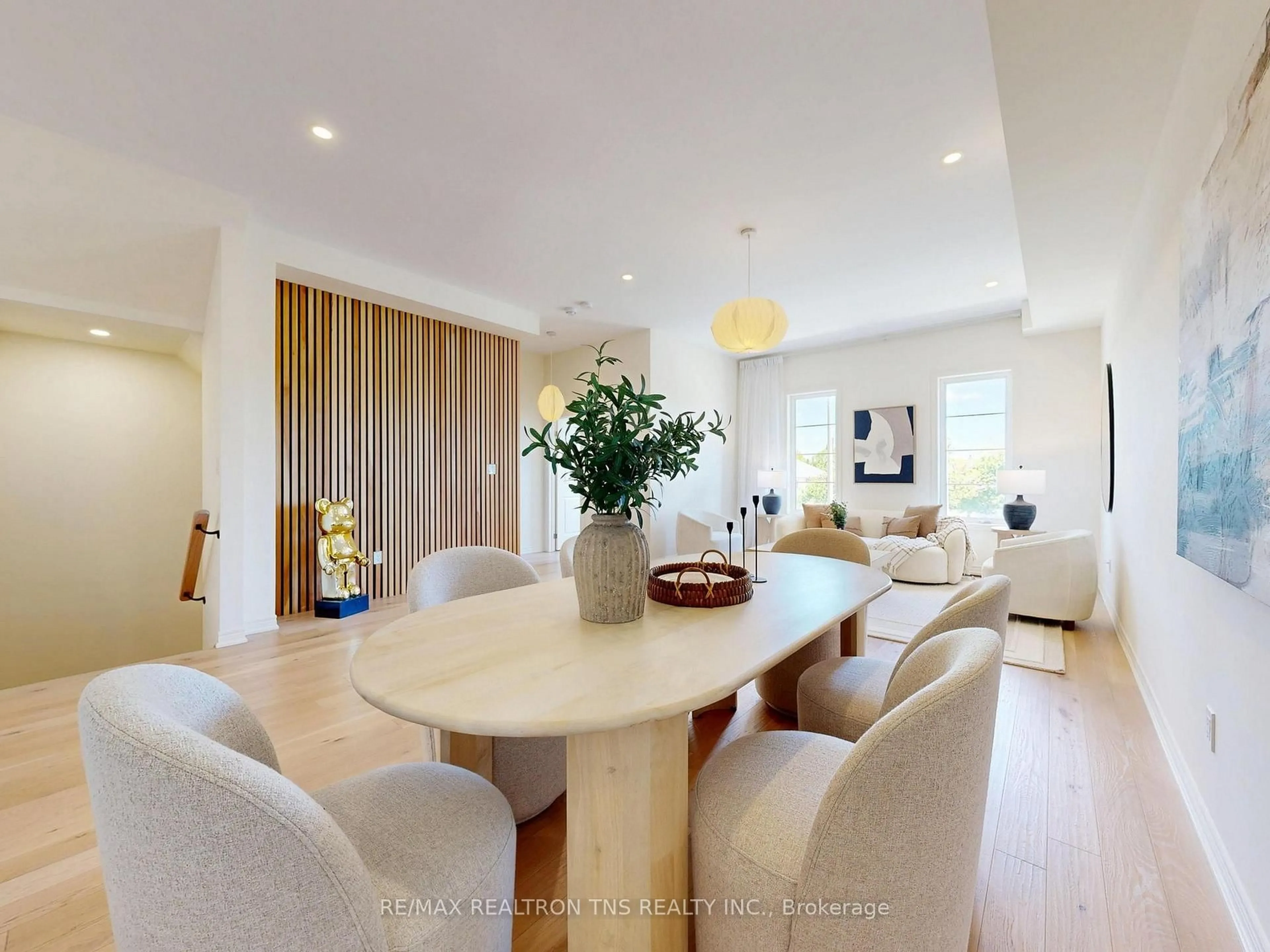 Dining room, wood/laminate floor for 9442 Bayview Ave, Richmond Hill Ontario L4C 5G9