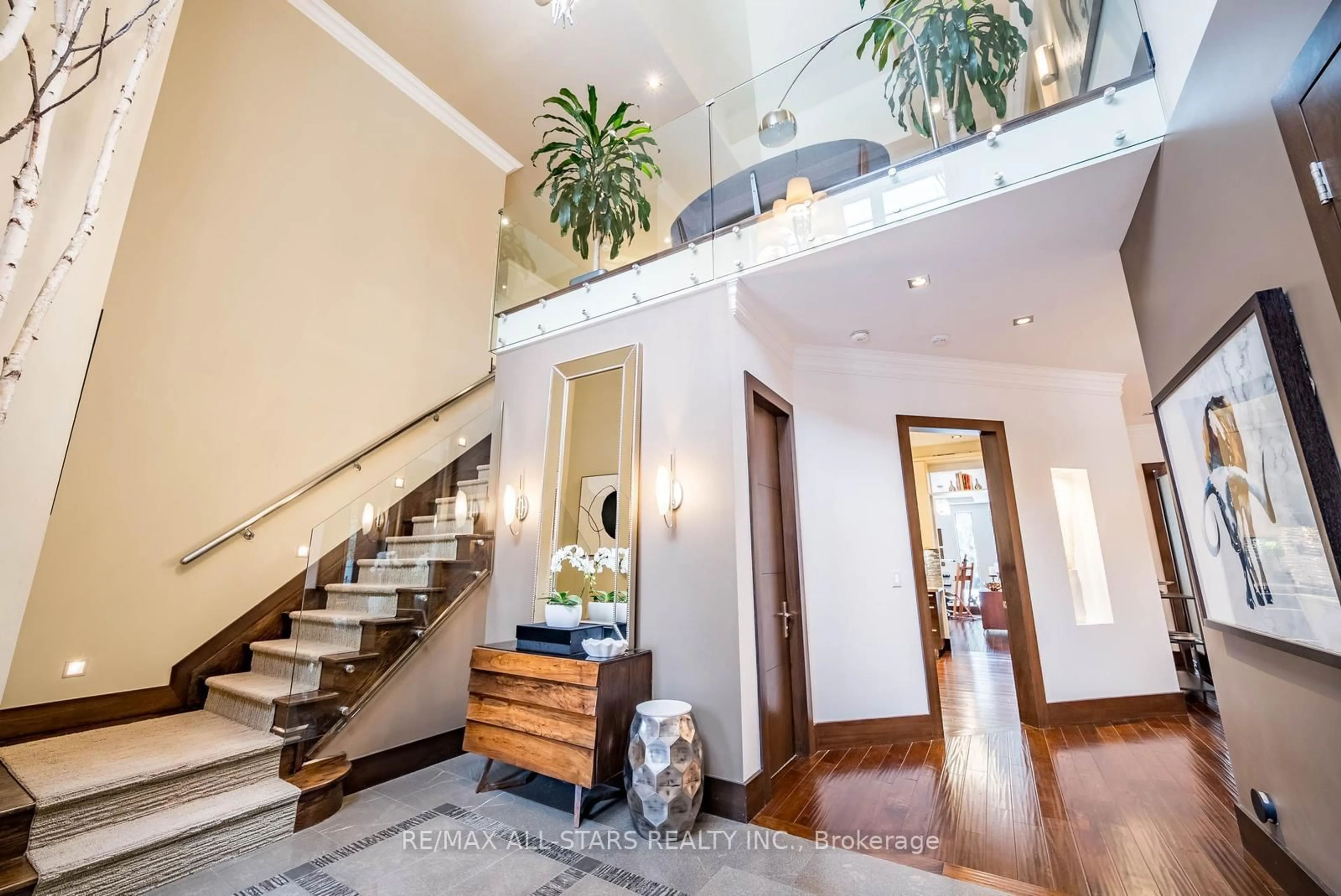 Indoor foyer for 32 Wembley Ave, Markham Ontario L3R 2A9