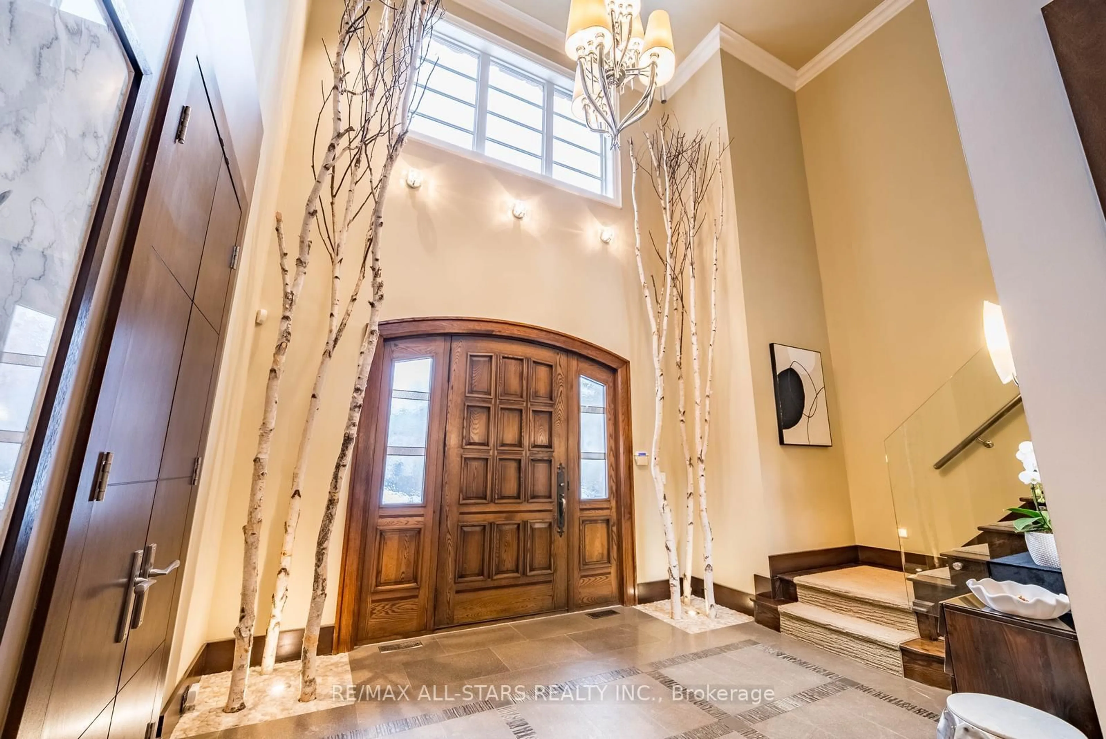 Indoor foyer for 32 Wembley Ave, Markham Ontario L3R 2A9