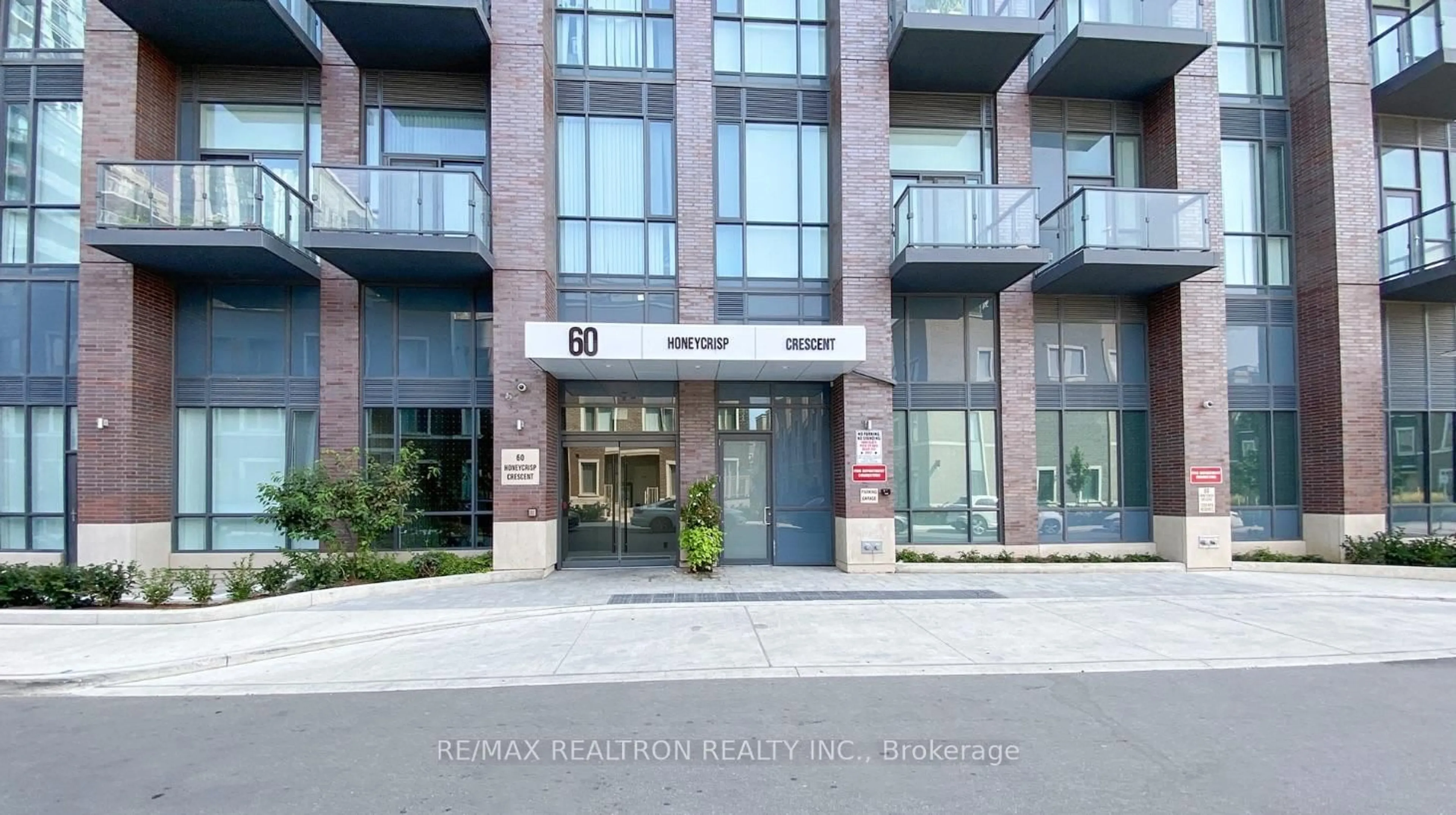 Indoor foyer for 60 Honeycrisp Cres #717, Vaughan Ontario L4K 5Z8