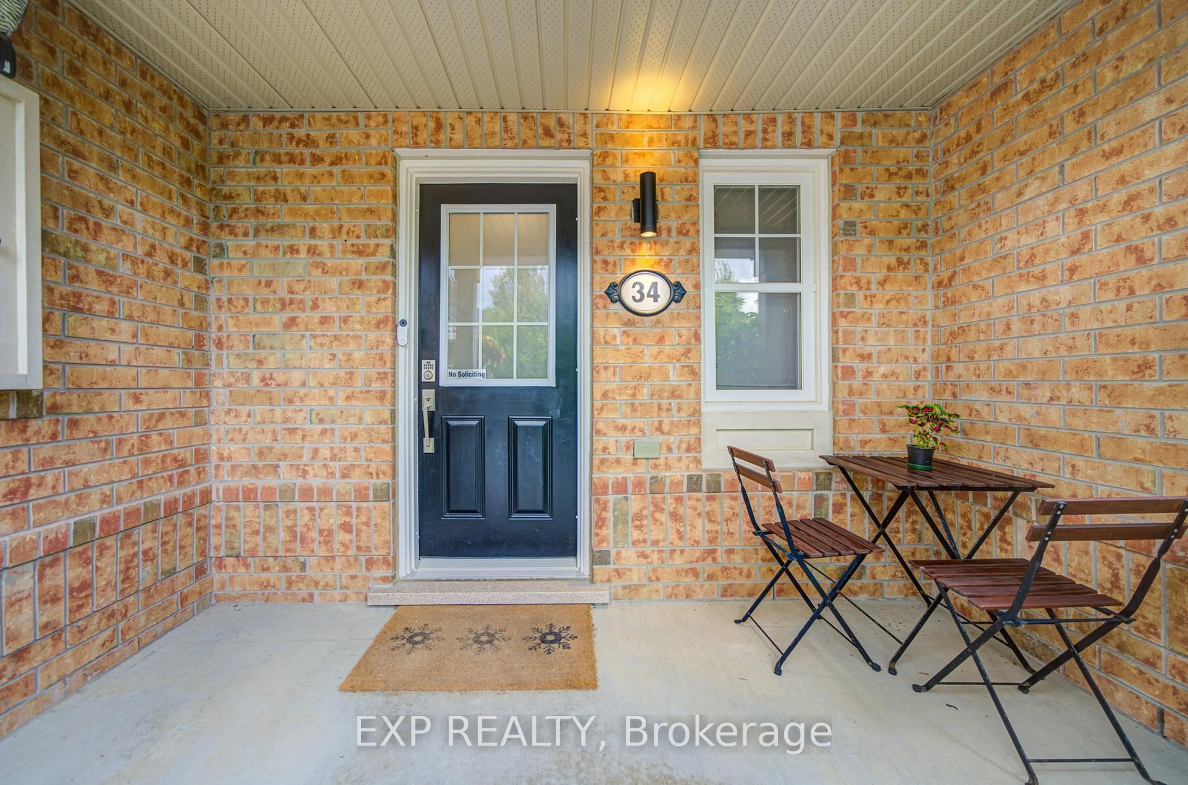 Indoor entryway for 34 Kartok Ave, Whitchurch-Stouffville Ontario L4A 0R2