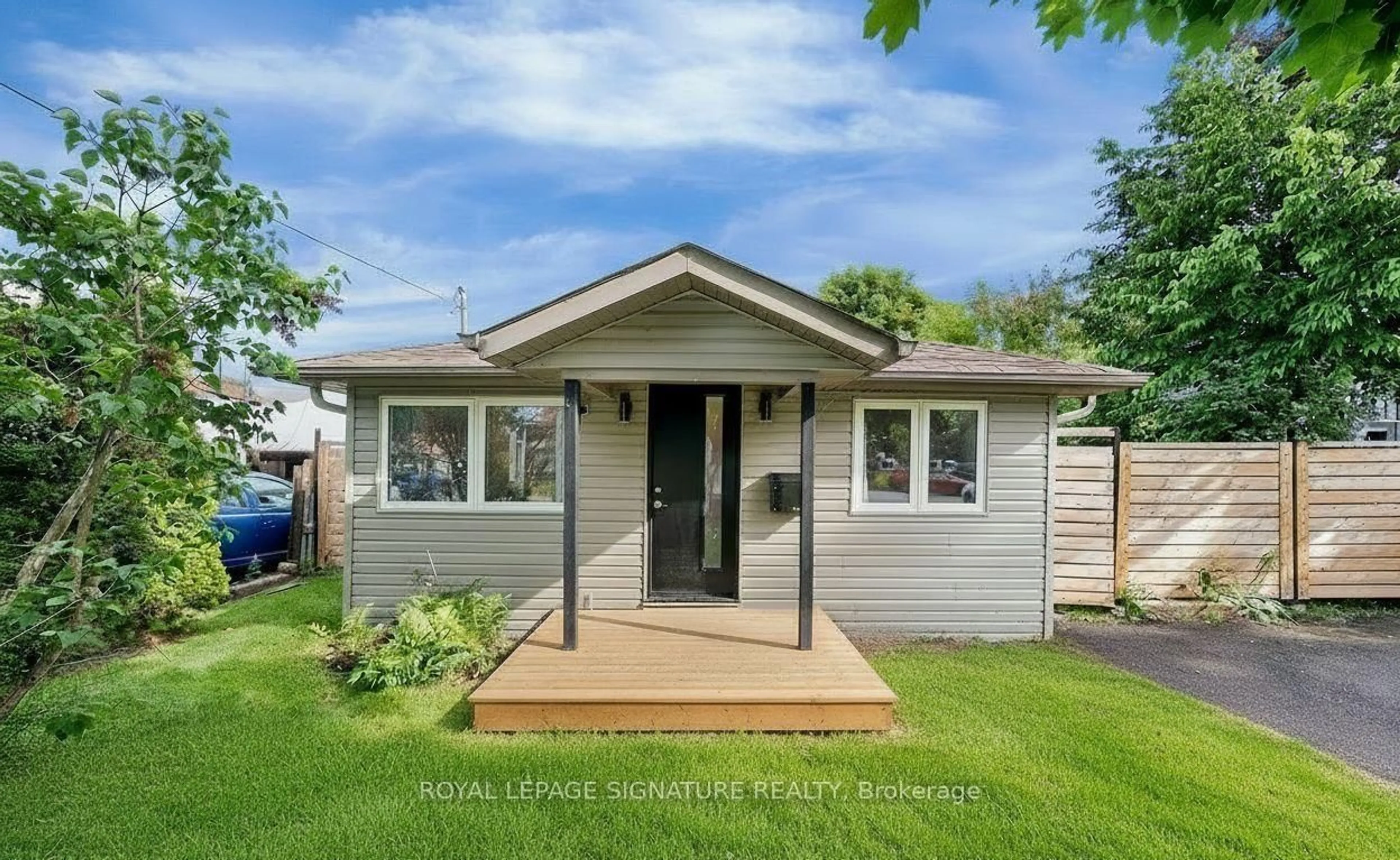 Home with vinyl exterior material, street for 335 Miami Dr, Georgina Ontario L4P 2Z6