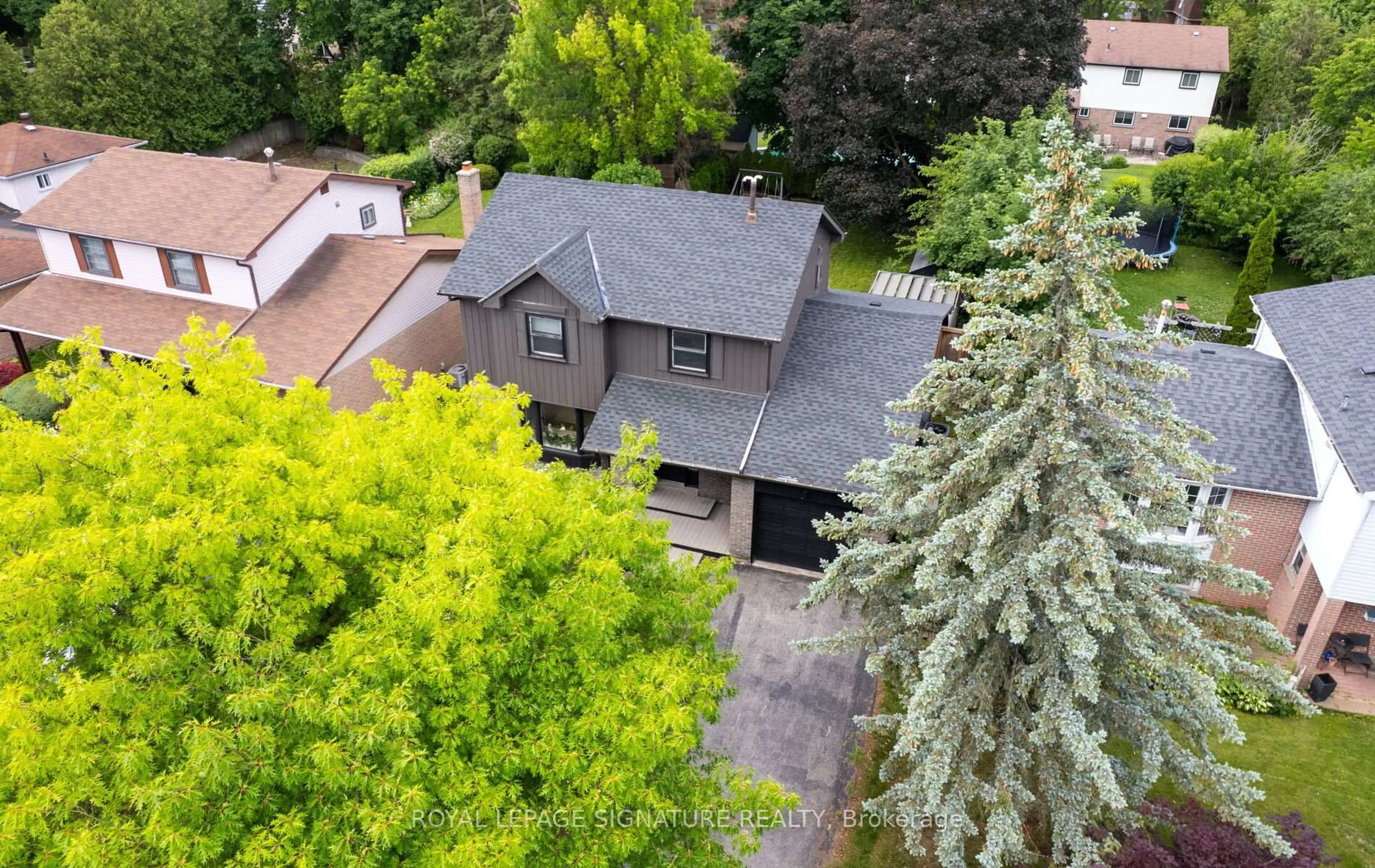 A pic from outside/outdoor area/front of a property/back of a property/a pic from drone, street for 28 Brightway Cres, Richmond Hill Ontario L4C 4Z9
