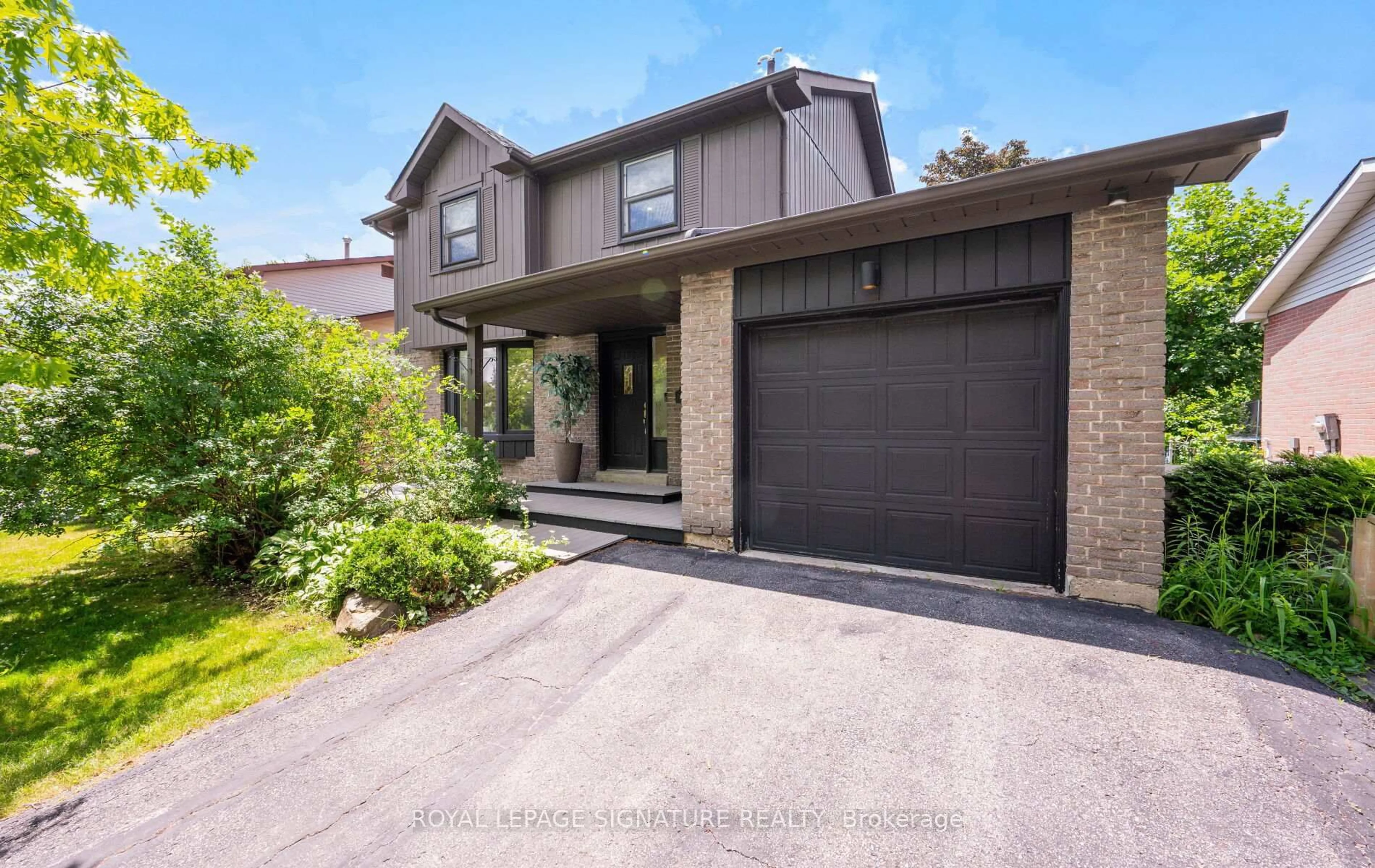 Home with brick exterior material, street for 28 Brightway Cres, Richmond Hill Ontario L4C 4Z9