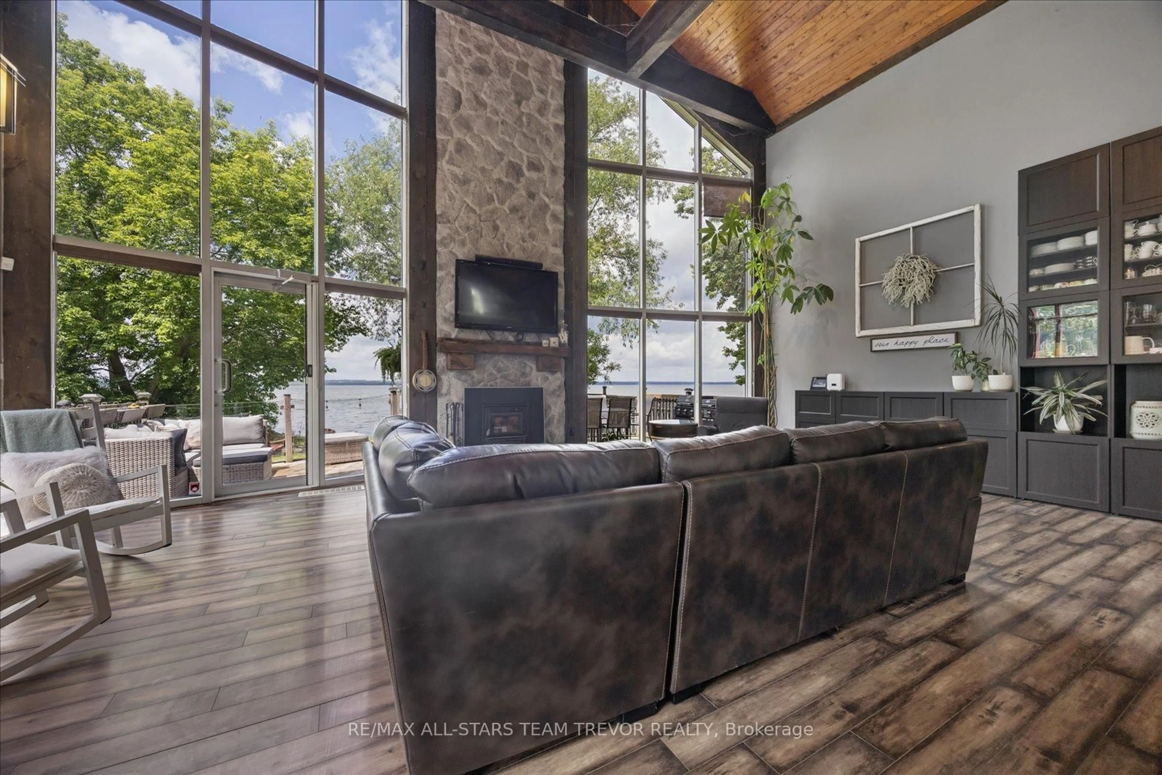 Living room with furniture, unknown for 314 Glenwoods Ave, Georgina Ontario L4P 0A6