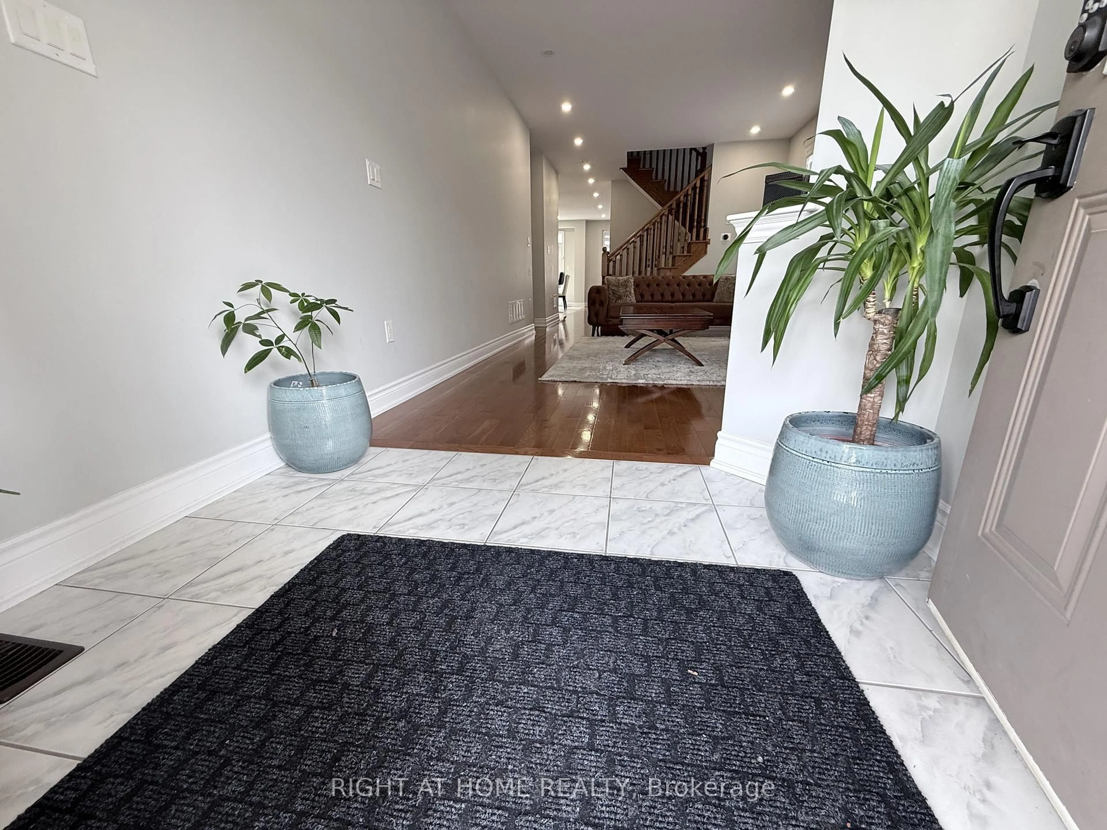 Indoor foyer for 131 KILLINGTON Ave, Vaughan Ontario L4H 3Z6