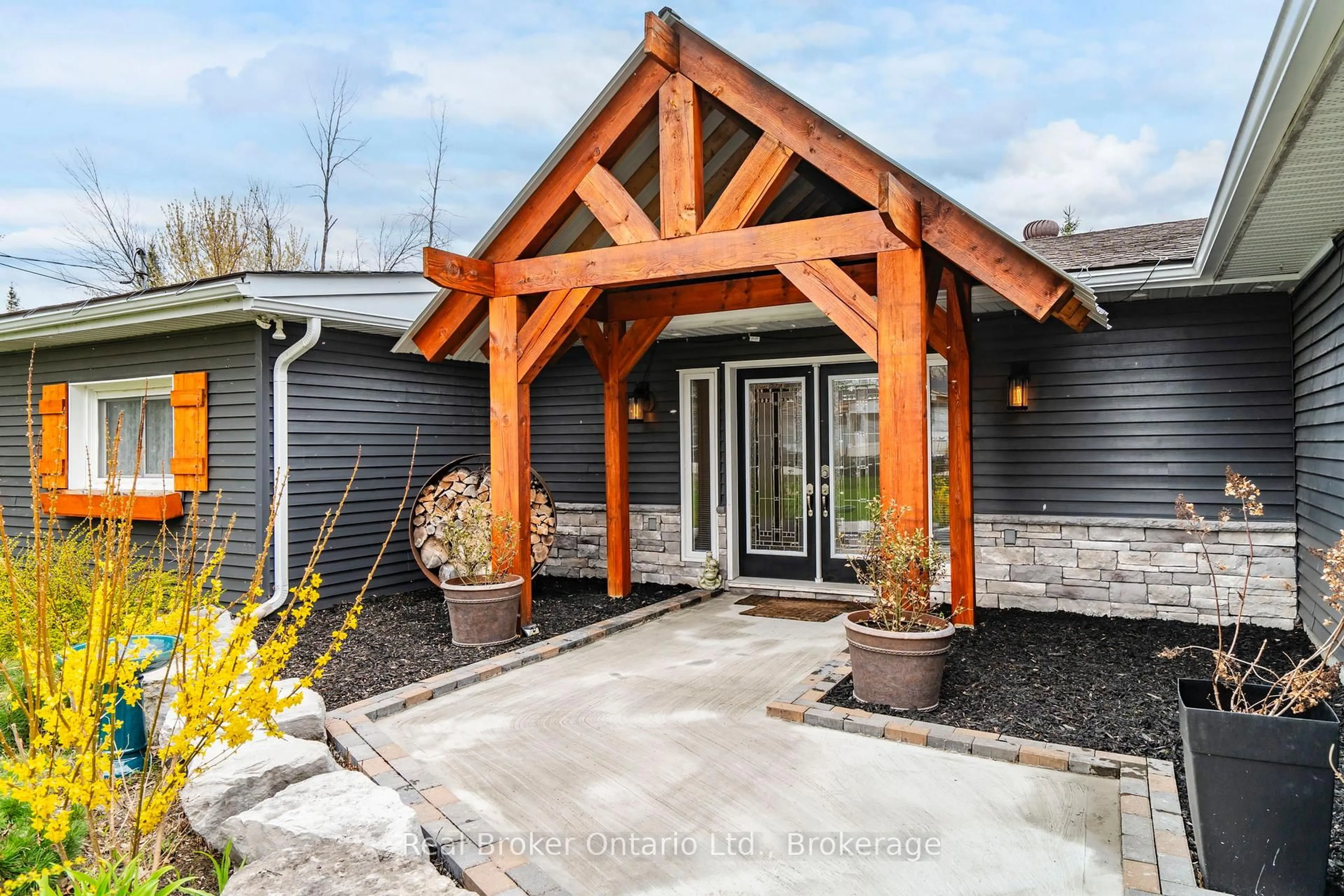 Indoor entryway for 2307 Somers Blvd, Innisfil Ontario L9S 2E8