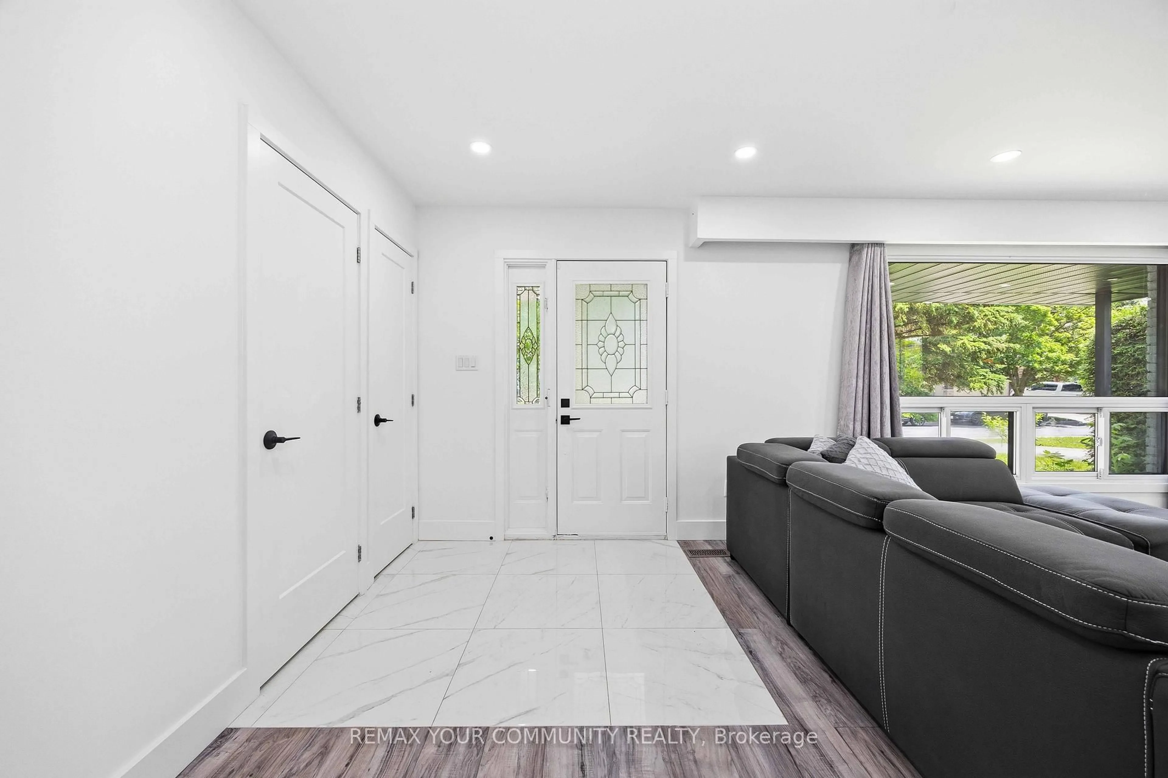 Indoor entryway for 244 East St, East Gwillimbury Ontario L9N 1K8