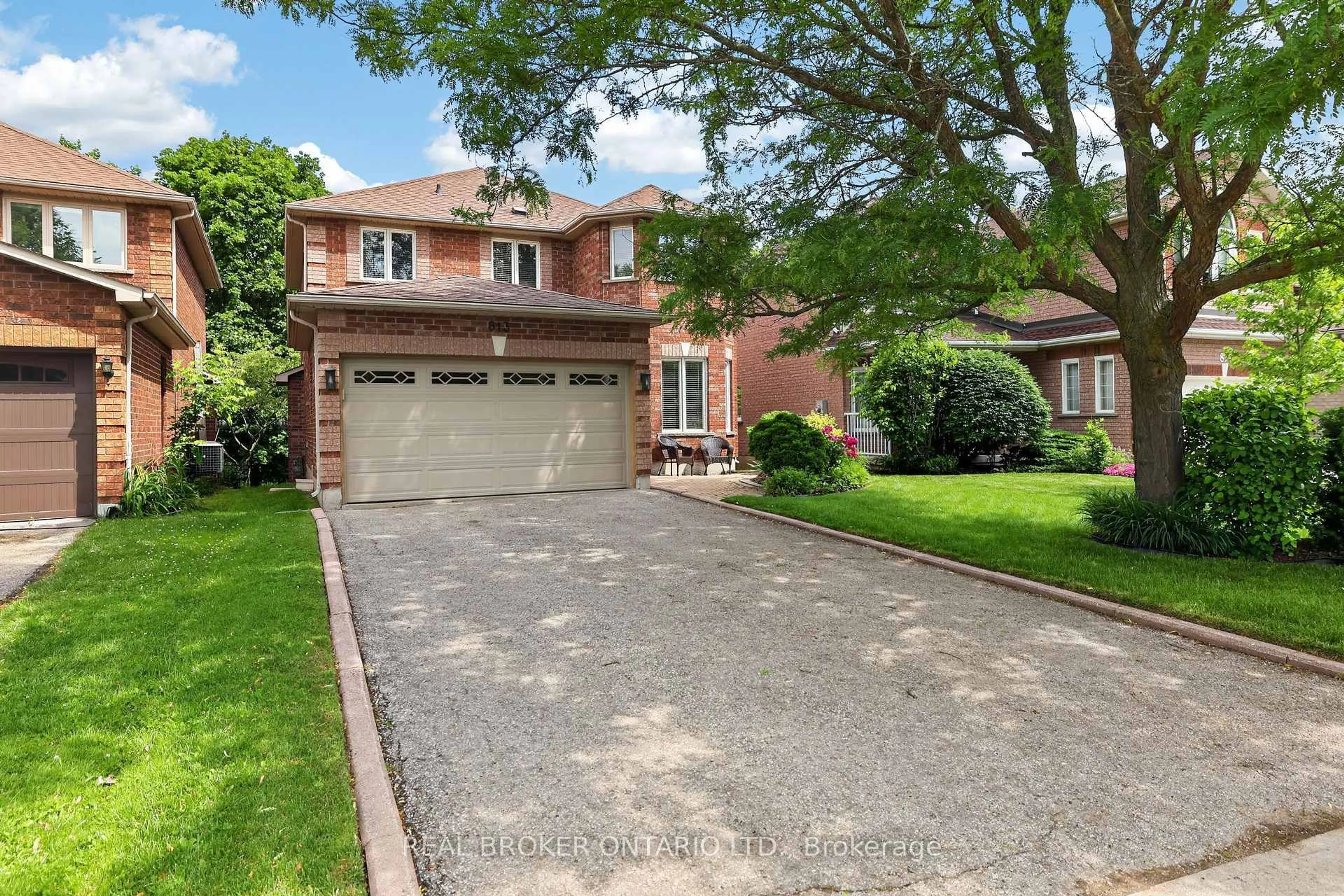 Home with brick exterior material, street for 813 Surin Crt, Newmarket Ontario L3Y 8R3
