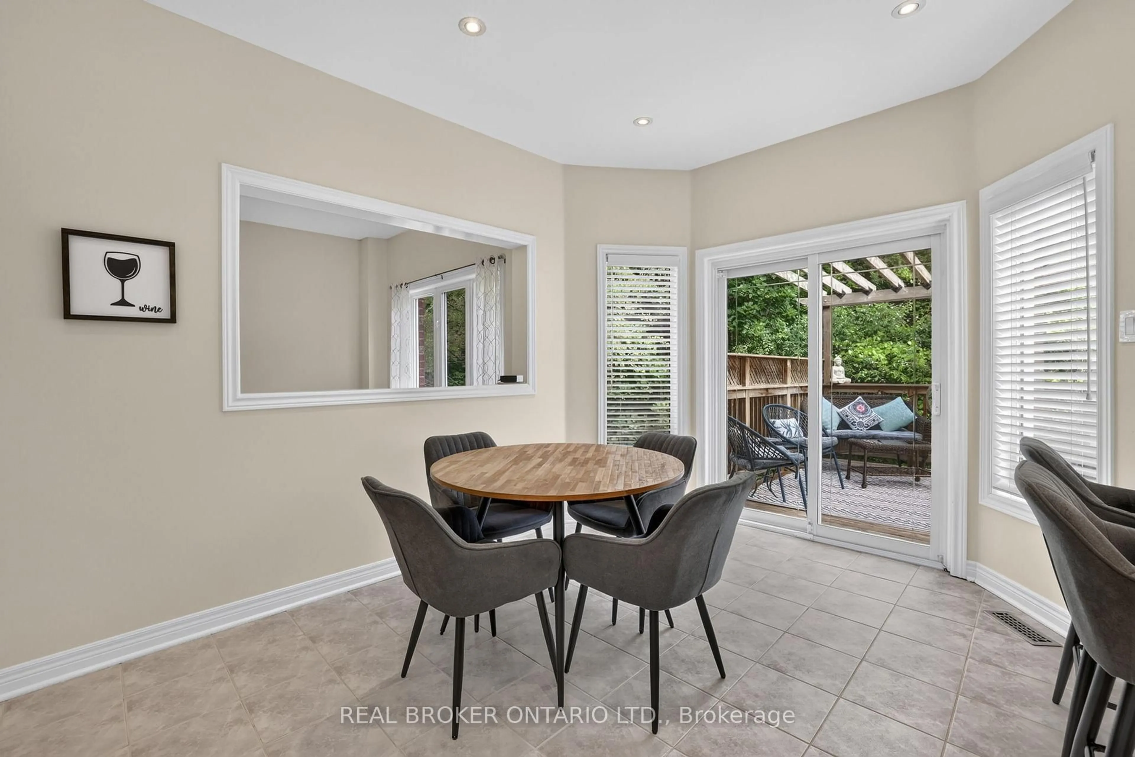 Dining room, ceramic/tile floor for 813 Surin Crt, Newmarket Ontario L3Y 8R3