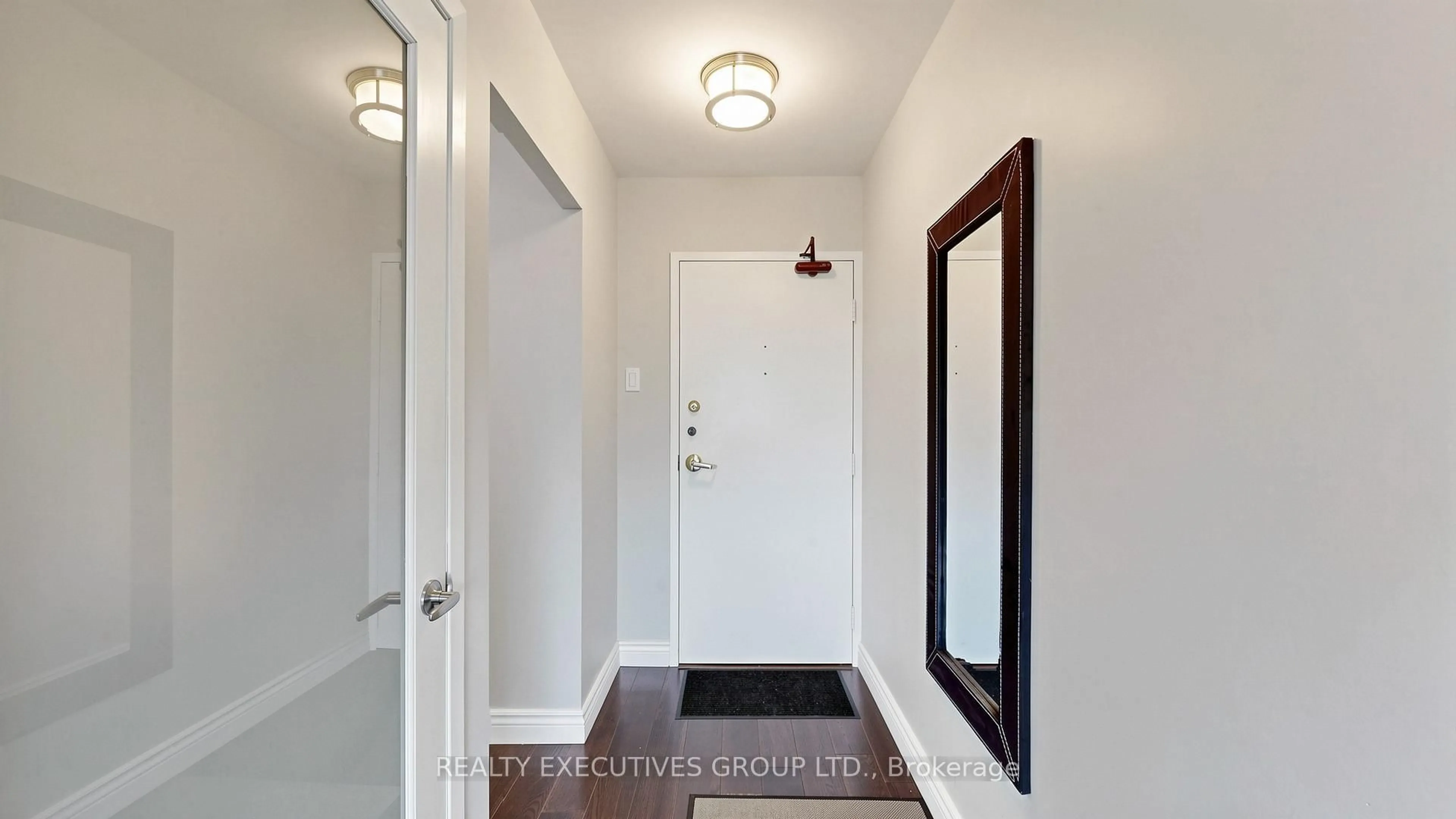 Indoor entryway for 8111 Yonge St #309, Markham Ontario L3T 4V9