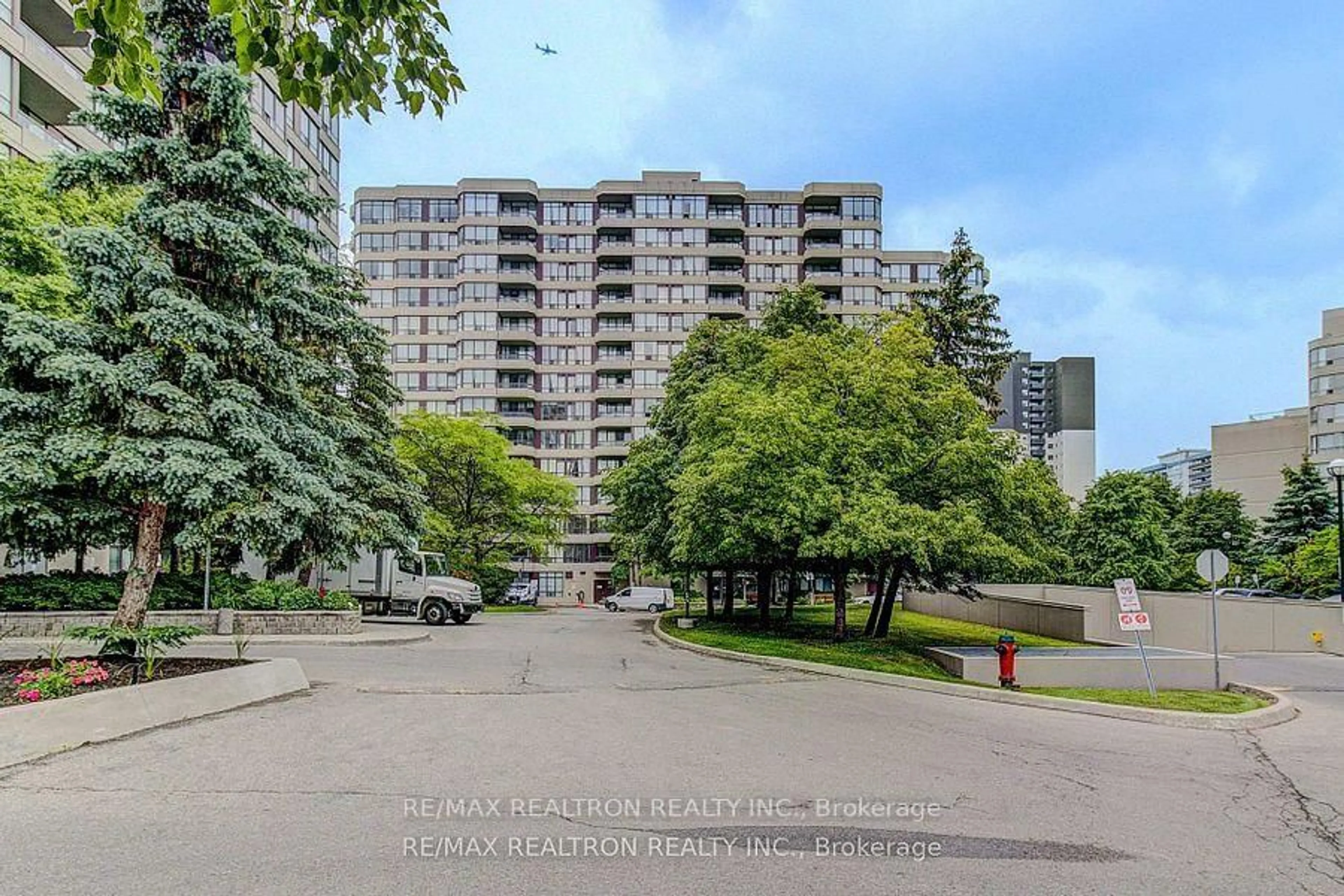A pic from outside/outdoor area/front of a property/back of a property/a pic from drone, unknown for 91 Townsgate Dr #Ph206, Vaughan Ontario L4J 8E8