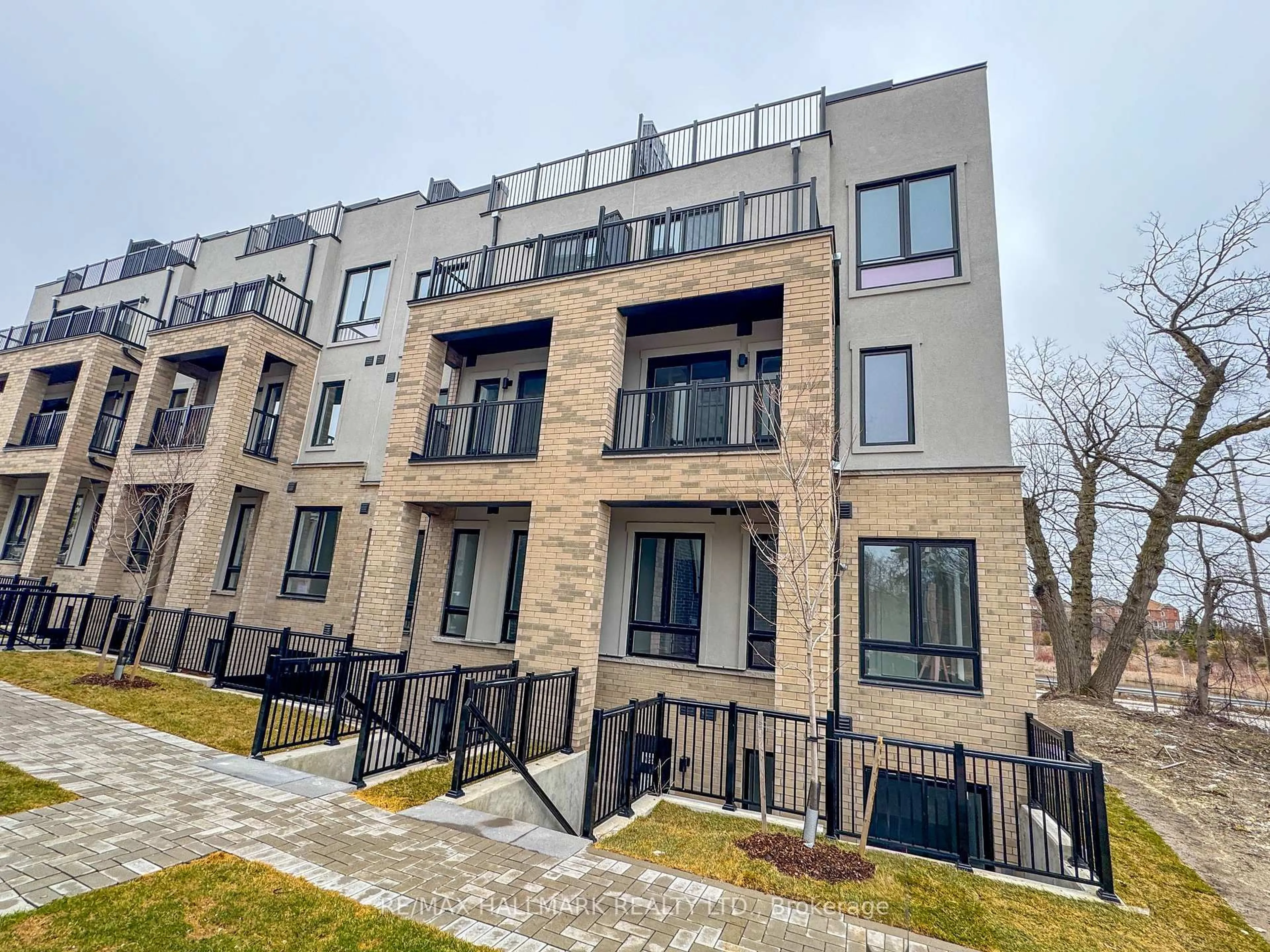 A pic from outside/outdoor area/front of a property/back of a property/a pic from drone, street for 51 Jefferson Sdrd #120, Richmond Hill Ontario L4E 1M1