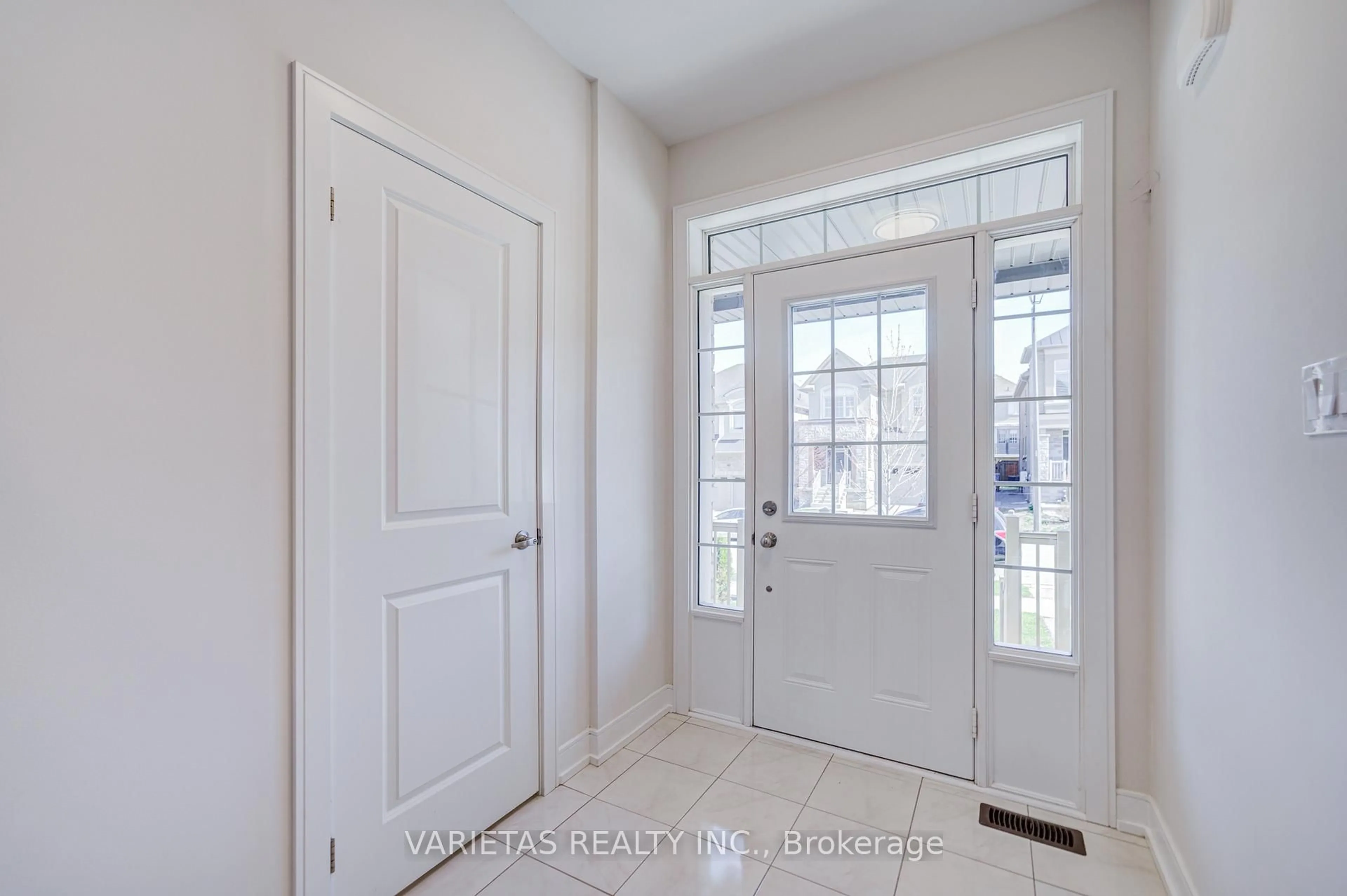 Indoor entryway for 57 Blazing Star St, East Gwillimbury Ontario L9N 0S2