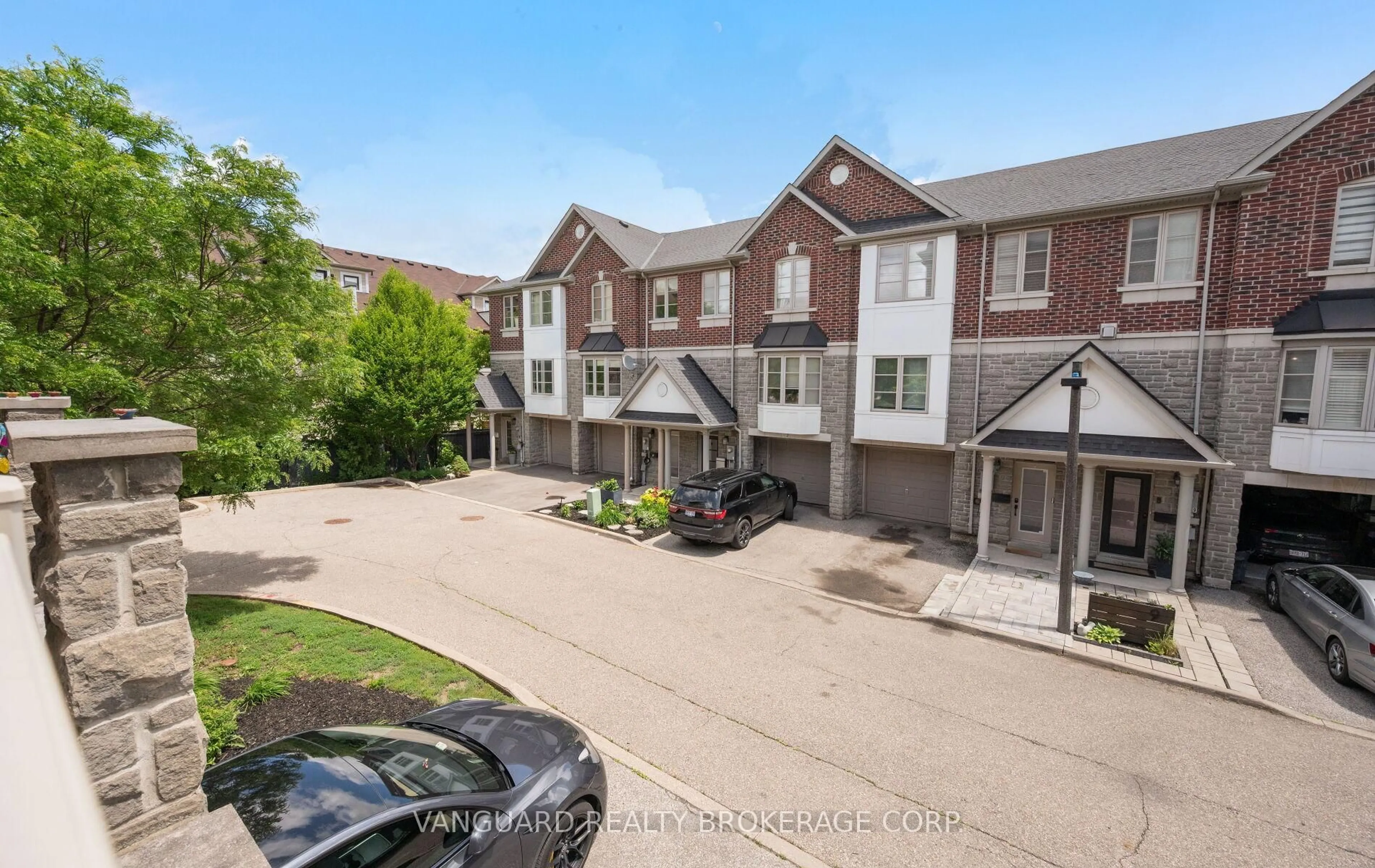 A pic from outside/outdoor area/front of a property/back of a property/a pic from drone, street for 8441 Islington Ave #3, Vaughan Ontario L4L 1X3