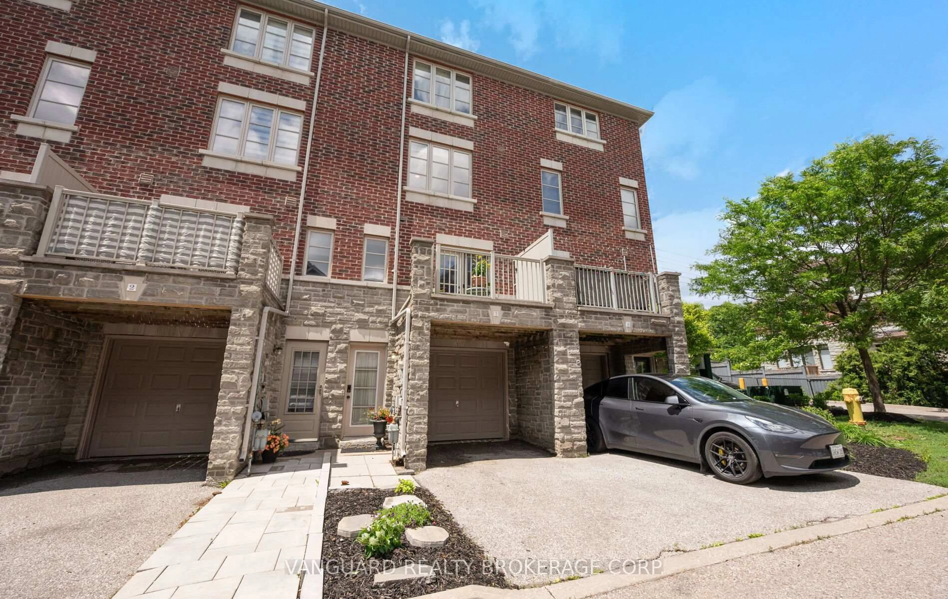 A pic from outside/outdoor area/front of a property/back of a property/a pic from drone, street for 8441 Islington Ave #3, Vaughan Ontario L4L 1X3