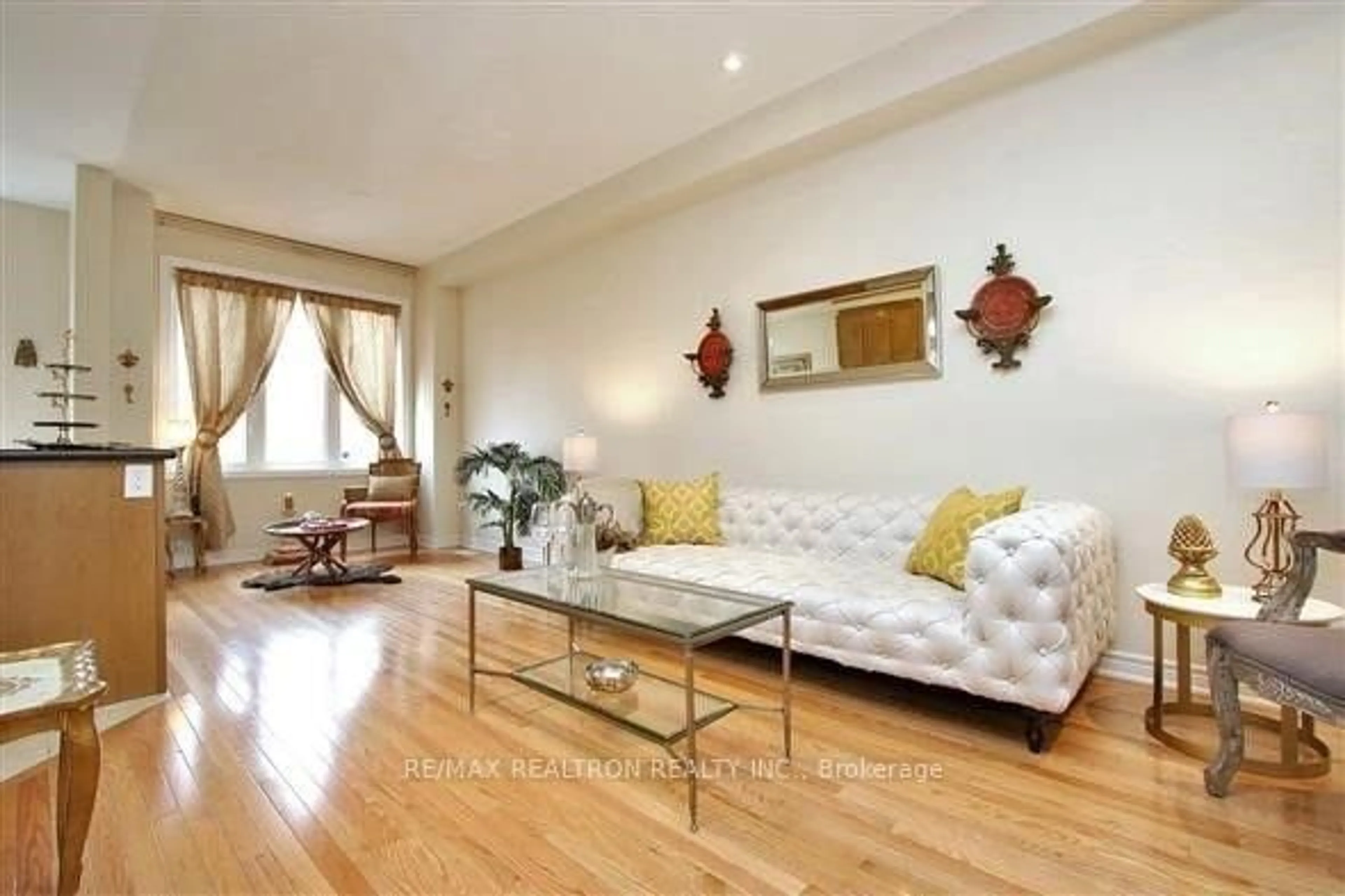 Living room with furniture, wood/laminate floor for 35 Elihof Dr, Vaughan Ontario L6A 4N6