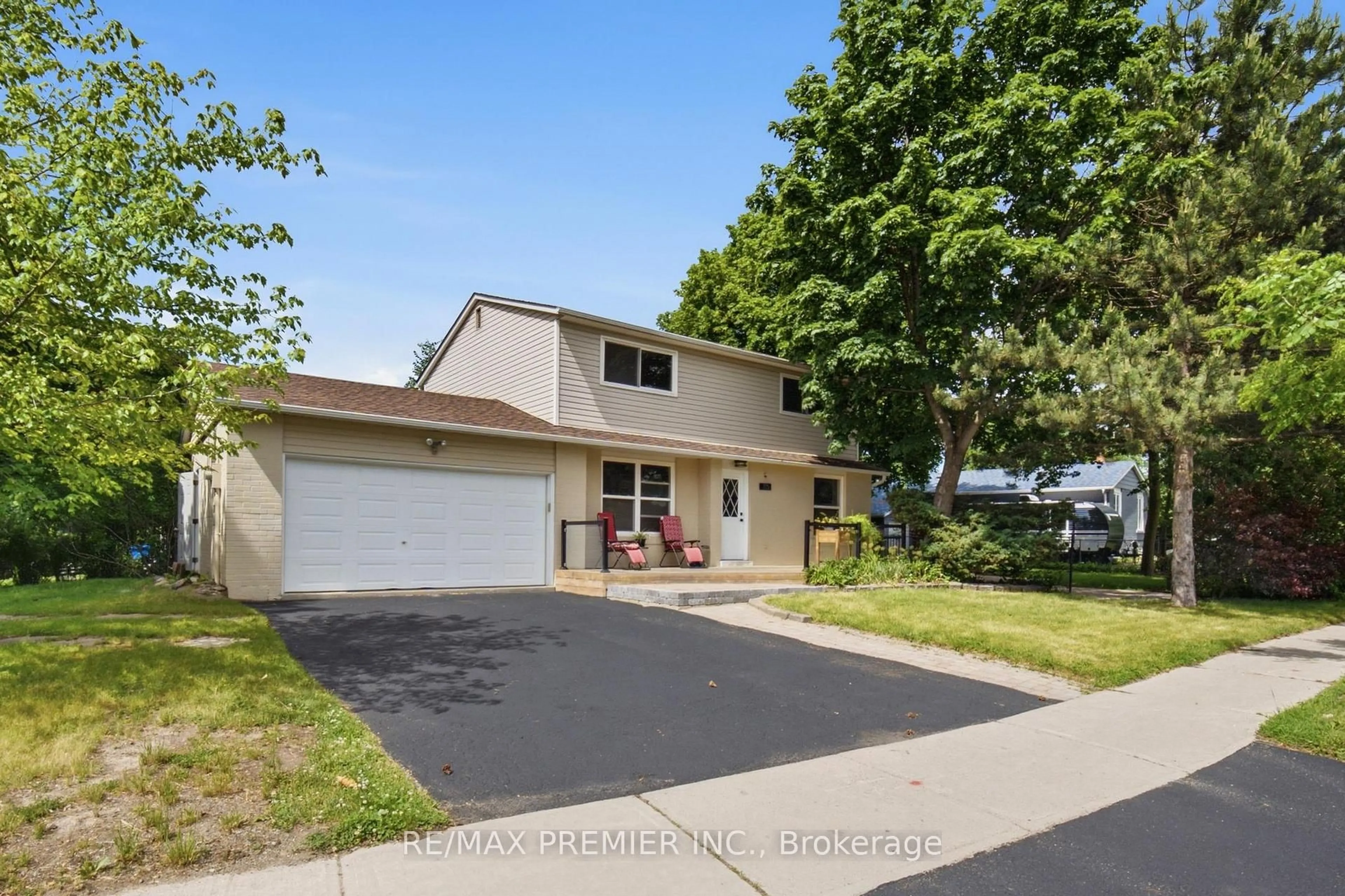 A pic from outside/outdoor area/front of a property/back of a property/a pic from drone, street for 115 William Roe Blvd, Newmarket Ontario L3Y 1B1