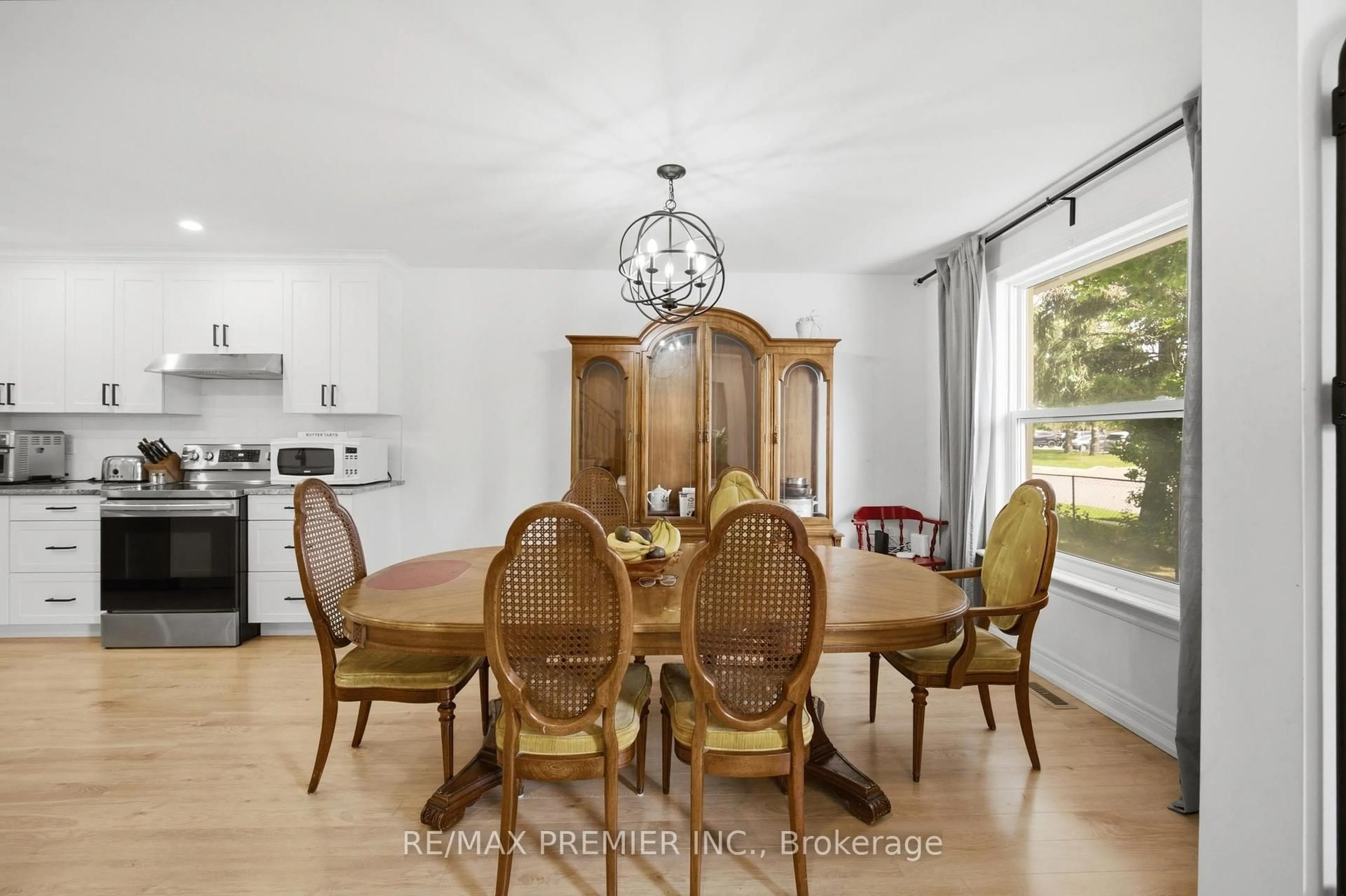 Dining room, wood/laminate floor for 115 William Roe Blvd, Newmarket Ontario L3Y 1B1
