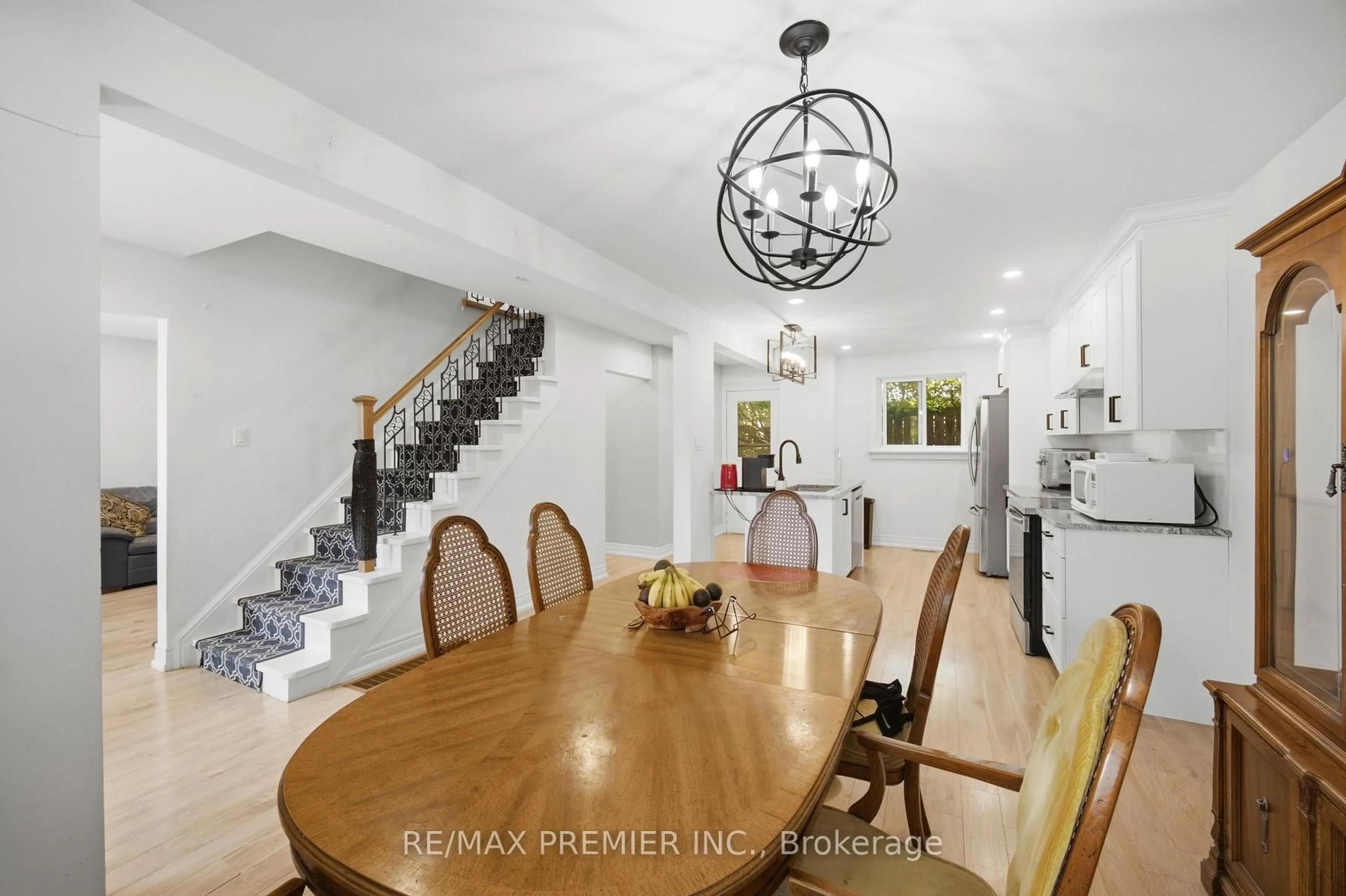 Dining room, ceramic/tile floor for 115 William Roe Blvd, Newmarket Ontario L3Y 1B1
