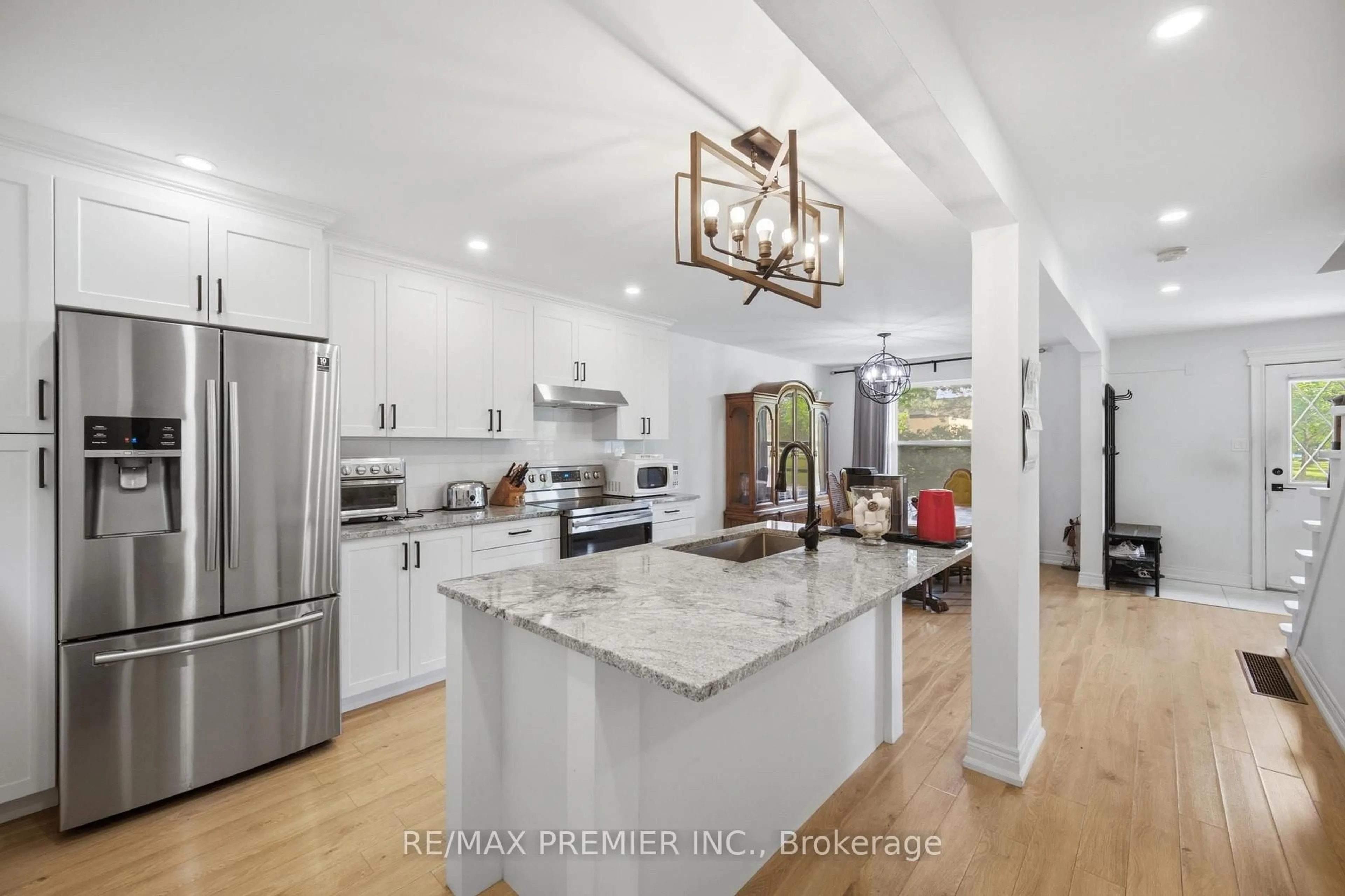 Open concept kitchen, ceramic/tile floor for 115 William Roe Blvd, Newmarket Ontario L3Y 1B1
