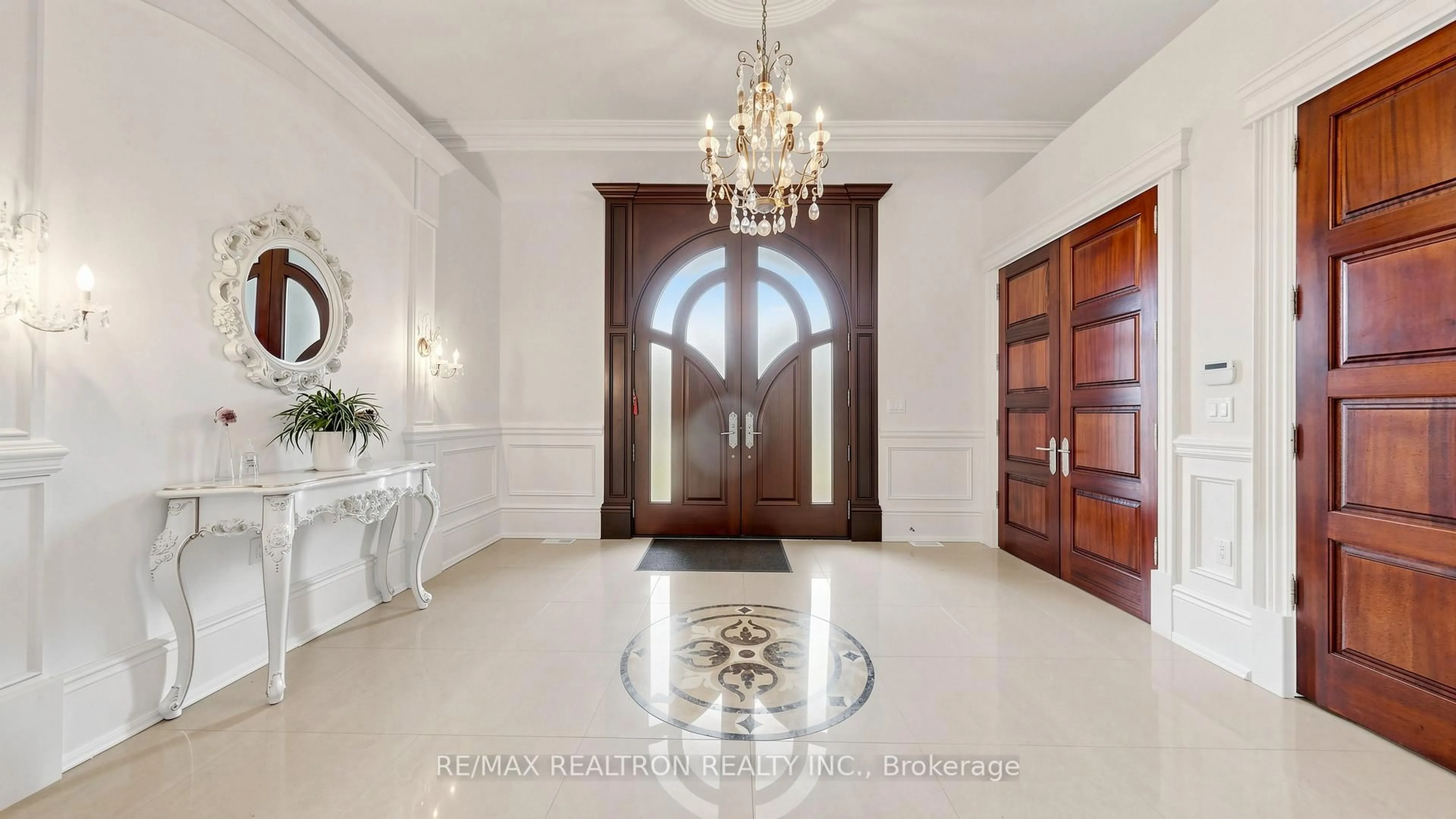 Indoor foyer for 45 Greenan Rd, Whitchurch-Stouffville Ontario L4A 7X4