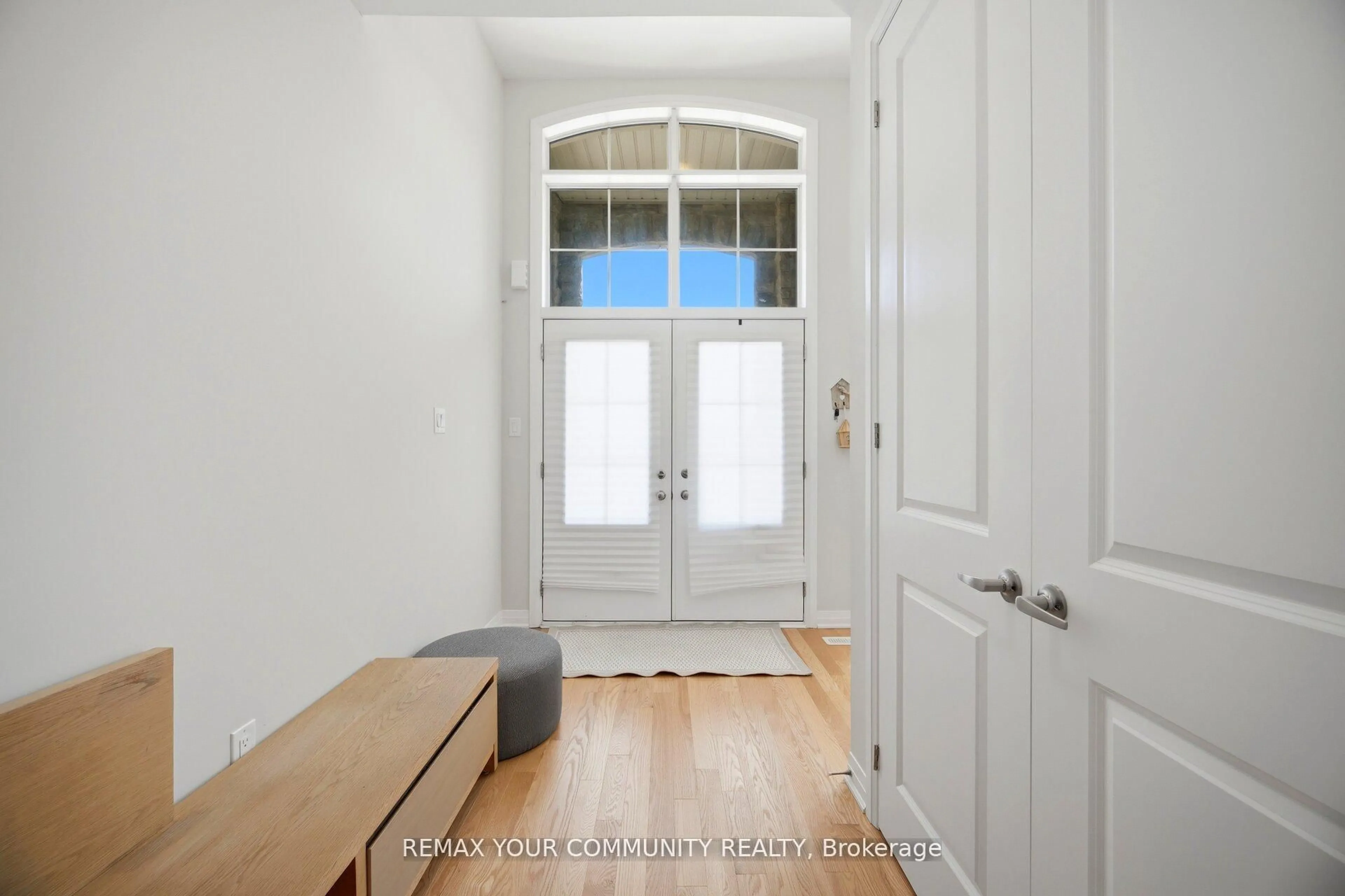 Indoor entryway for 1646 Webster Blvd, Innisfil Ontario L9S 0P7