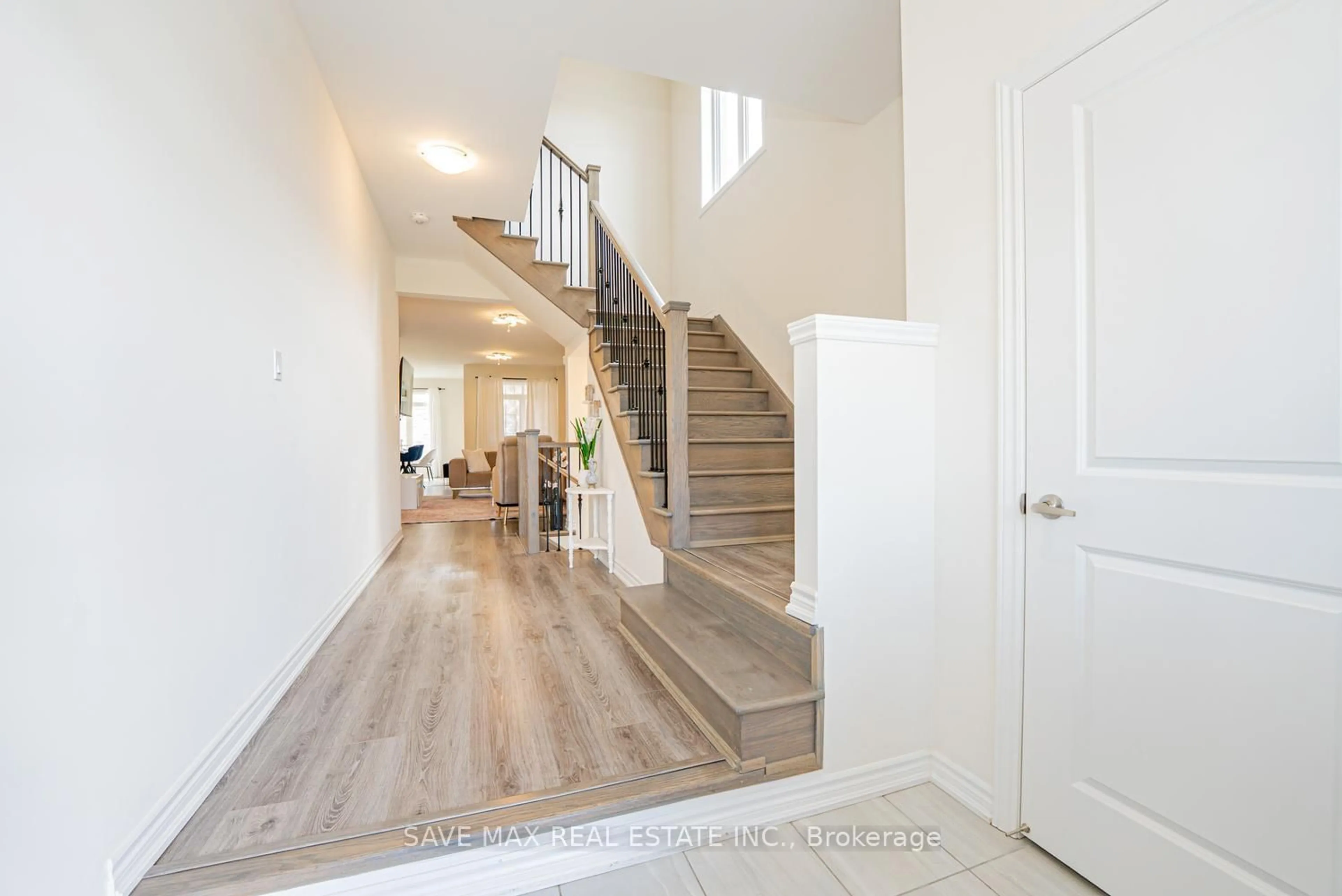 Indoor entryway for 125 Jonkman Blvd, Bradford West Gwillimbury Ontario L3Z 4J9