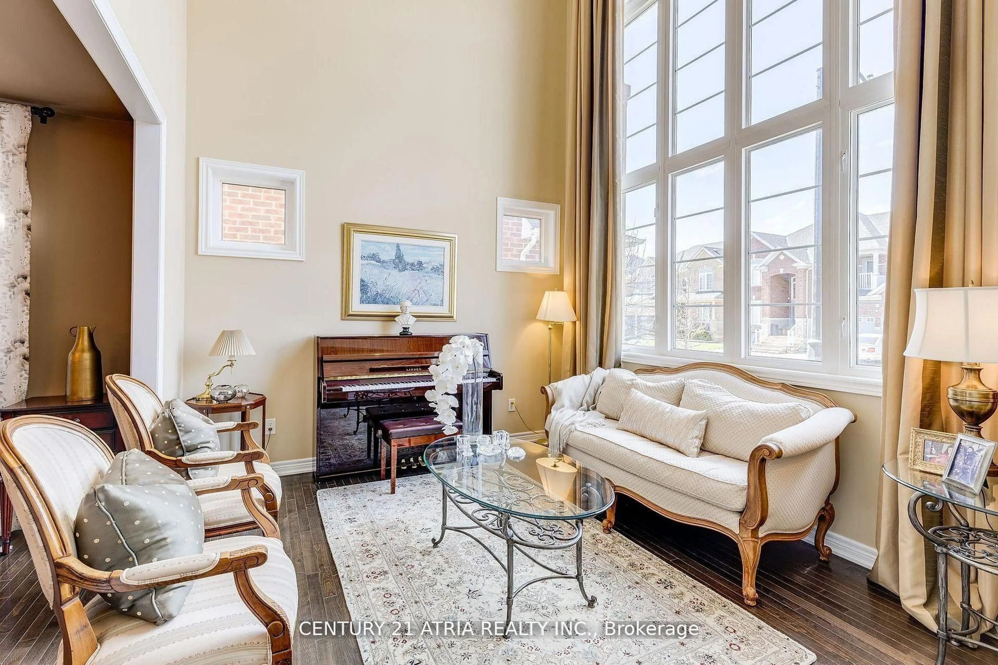 Living room with furniture, unknown for 23 Weslock Cres, Aurora Ontario L4G 7Y9